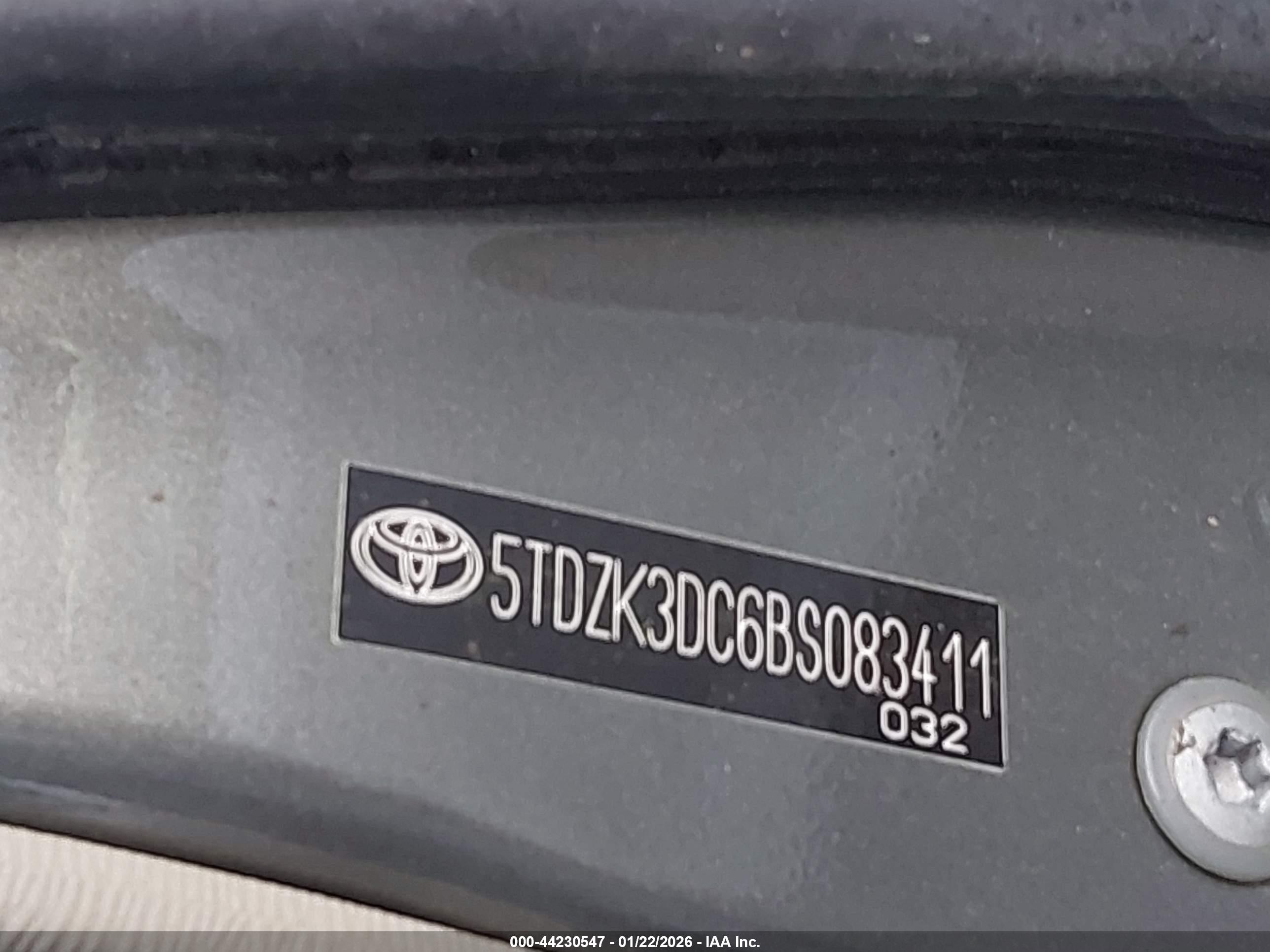 TOYOTA SIENNA image 9