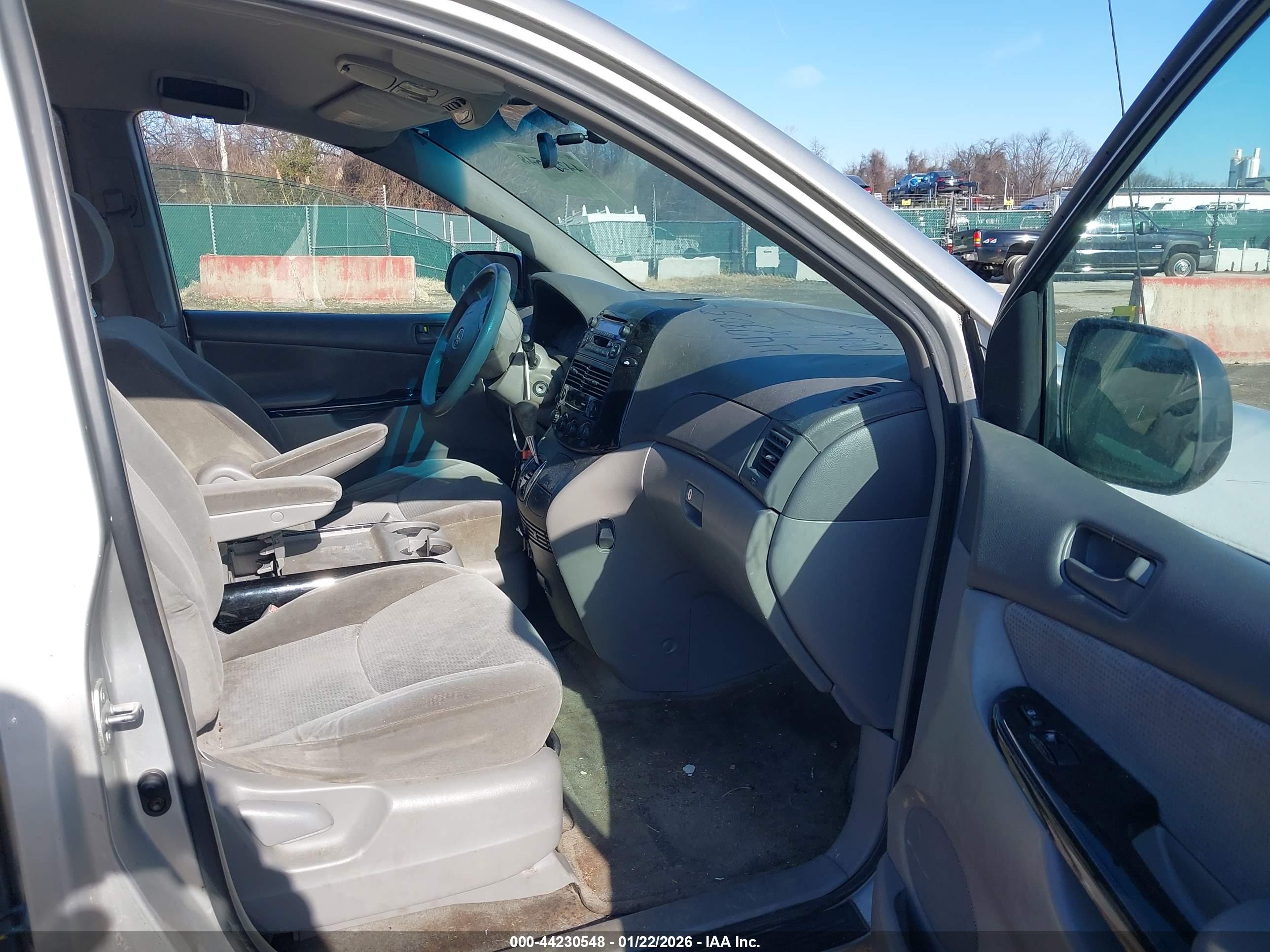 TOYOTA SIENNA image 5