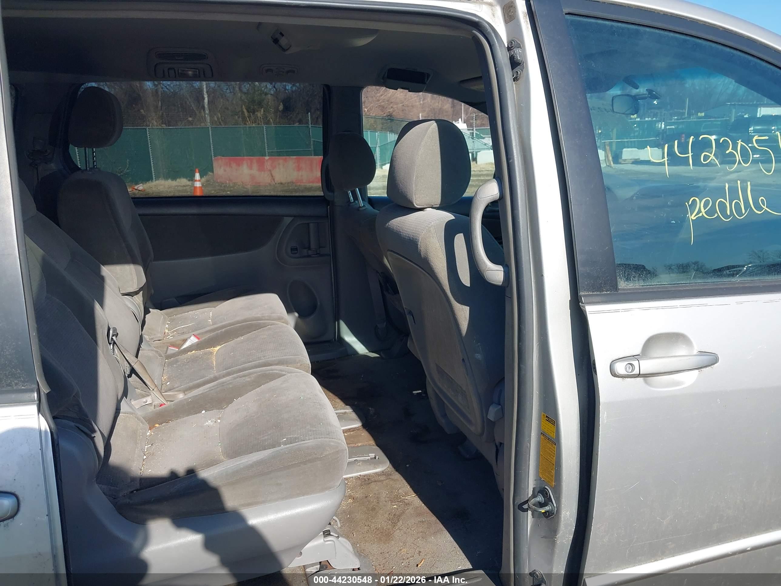 TOYOTA SIENNA image 8