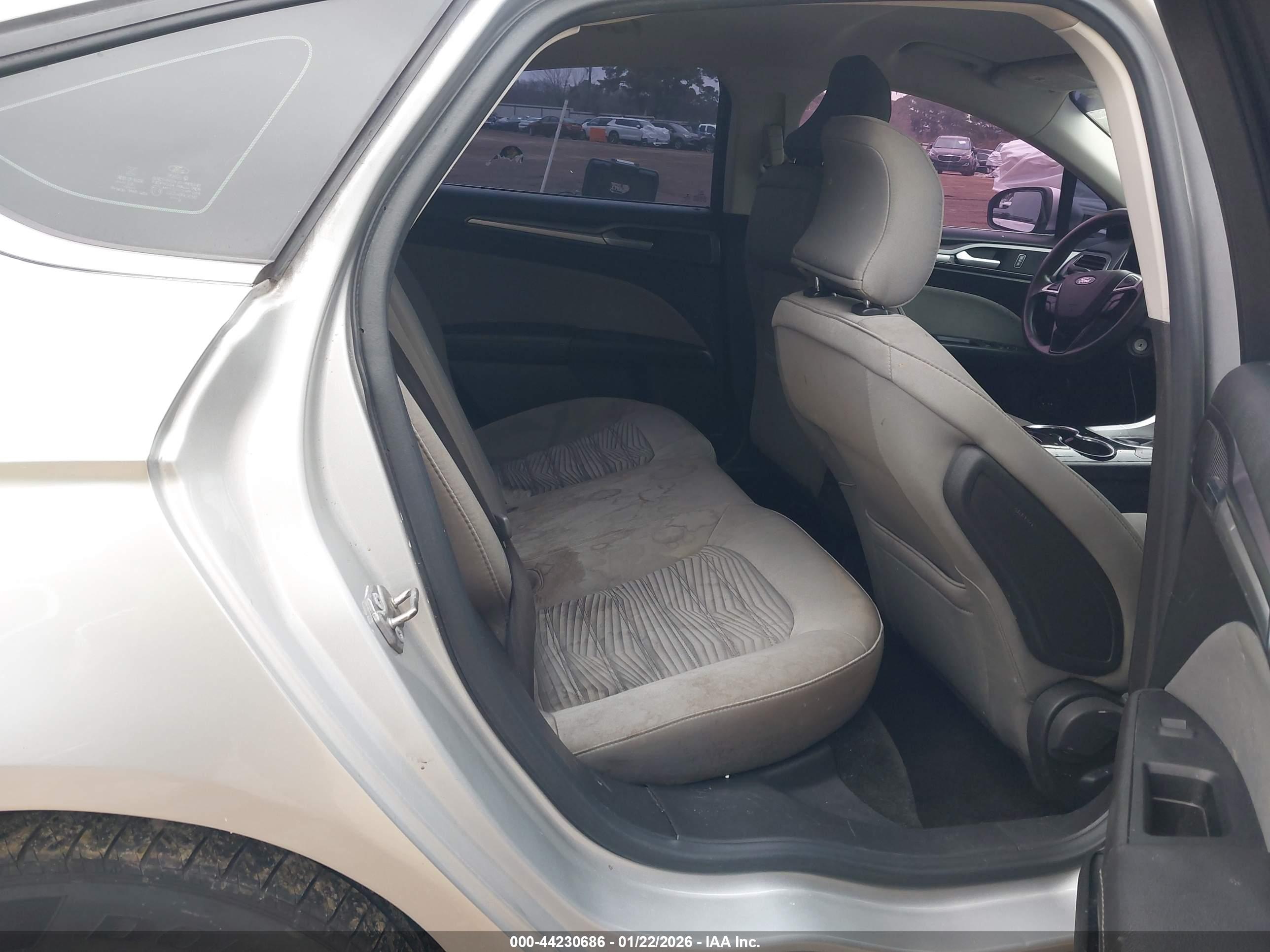 FORD FUSION image 8