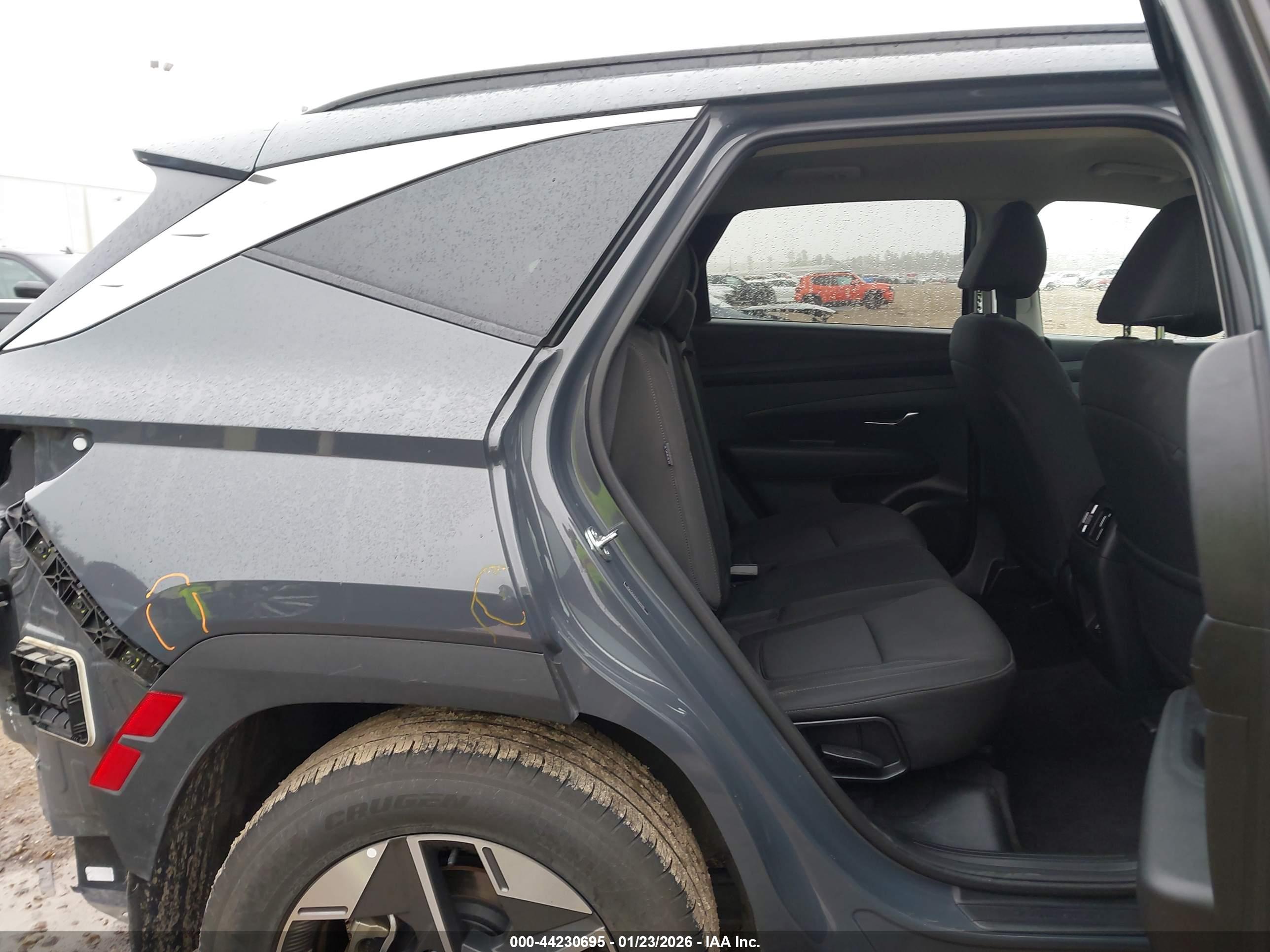 HYUNDAI TUCSON image 8