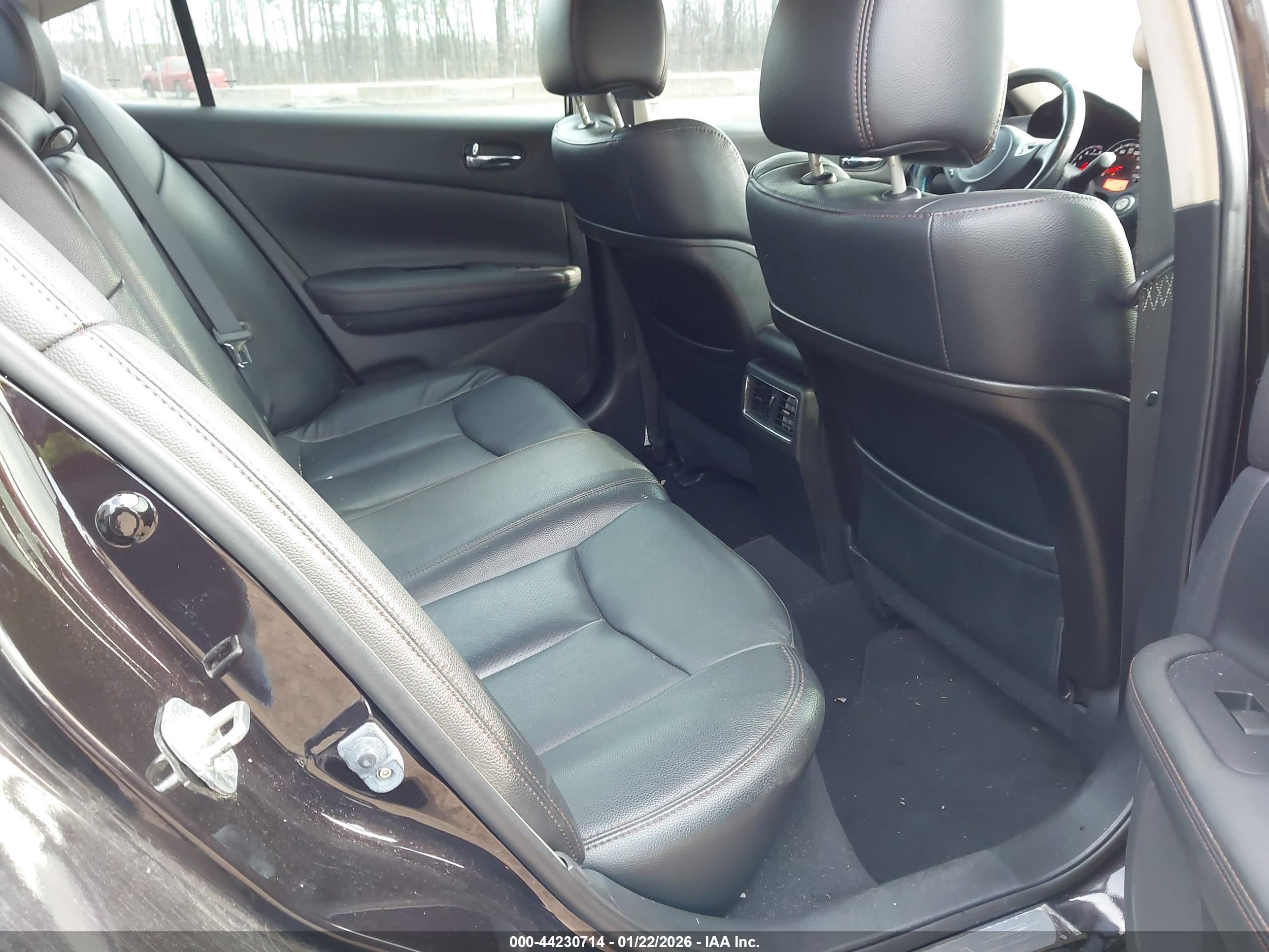 NISSAN MAXIMA image 8