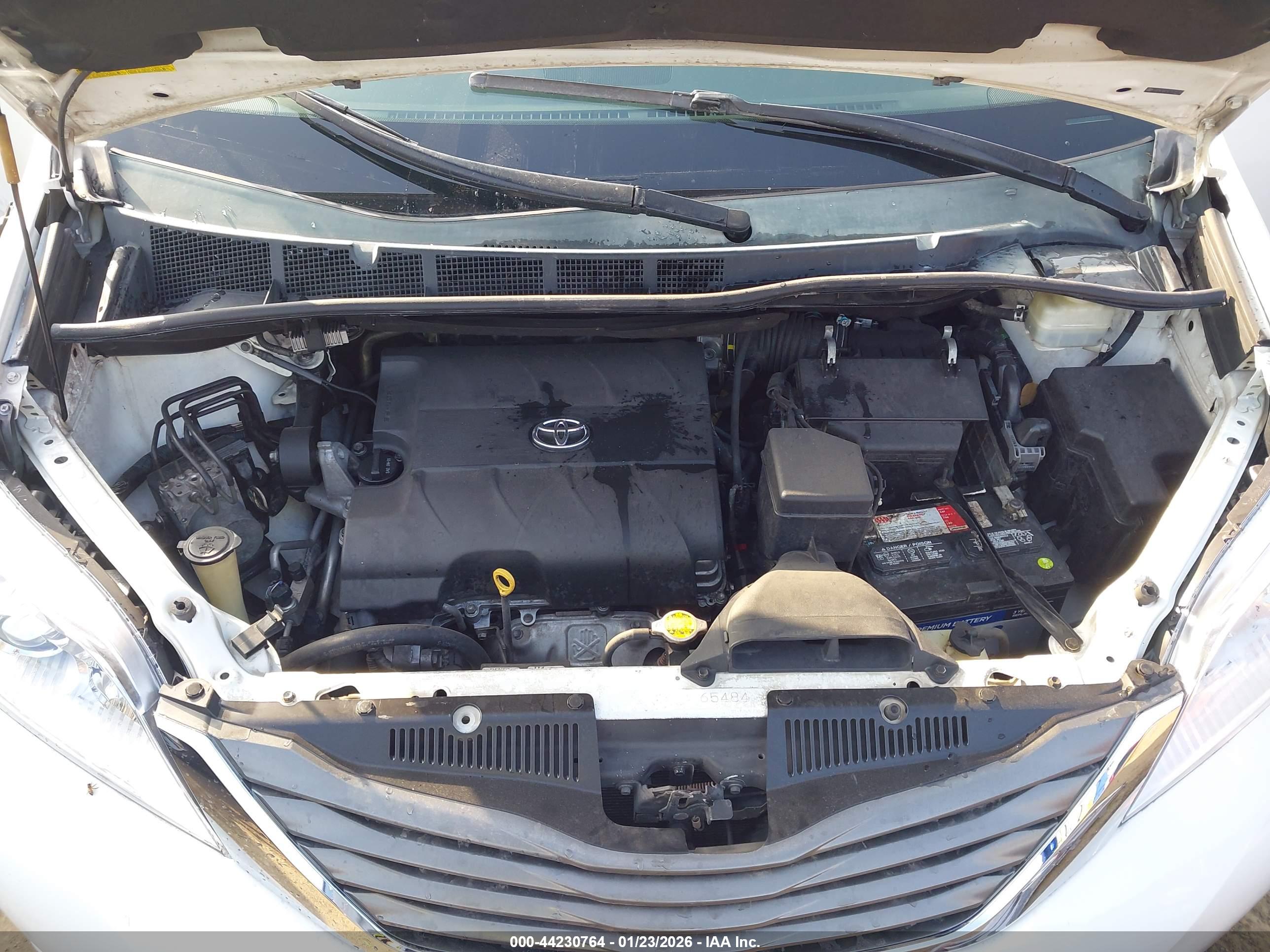 TOYOTA SIENNA image 10