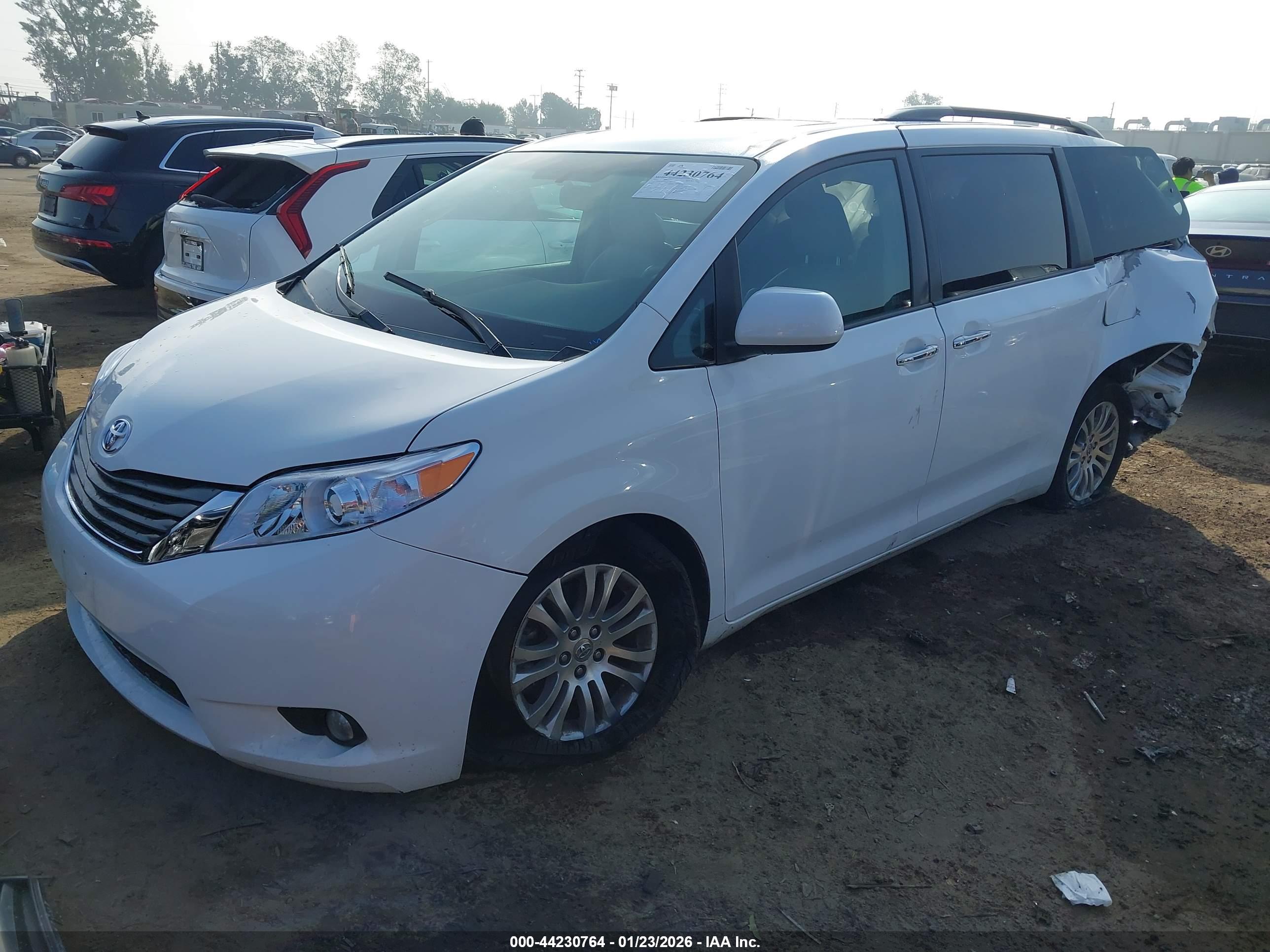 TOYOTA SIENNA image 2