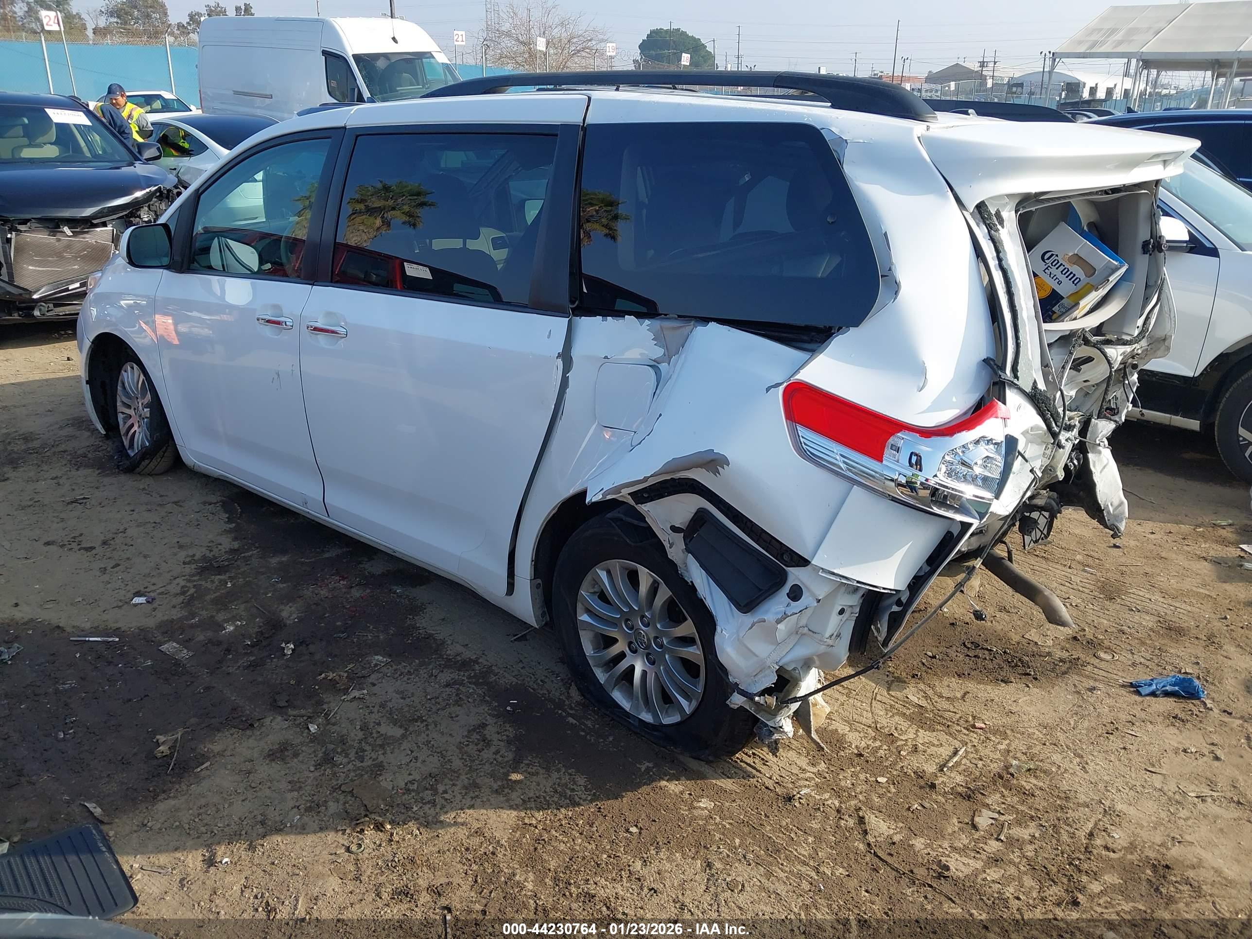 TOYOTA SIENNA image 3
