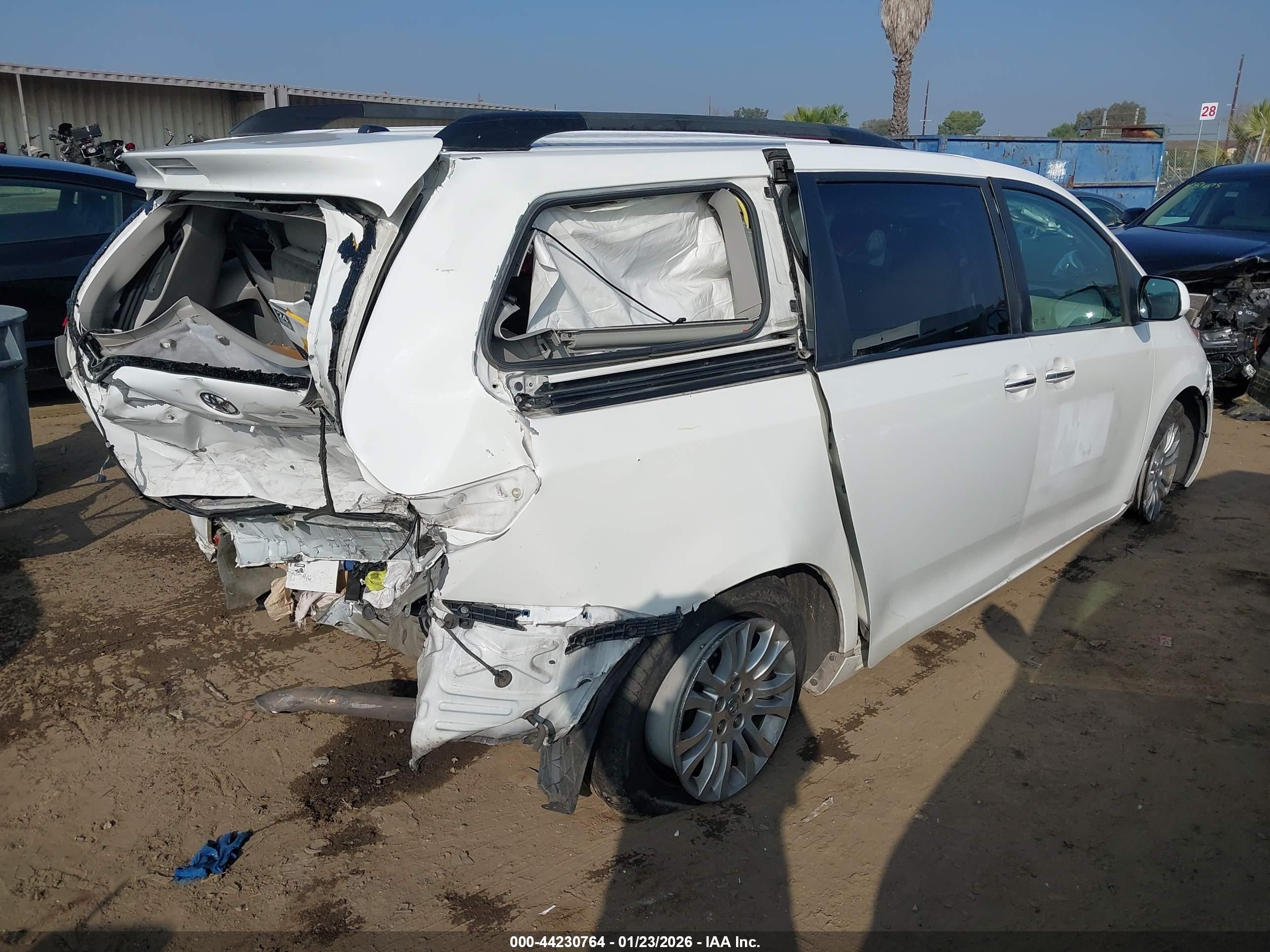 TOYOTA SIENNA image 4