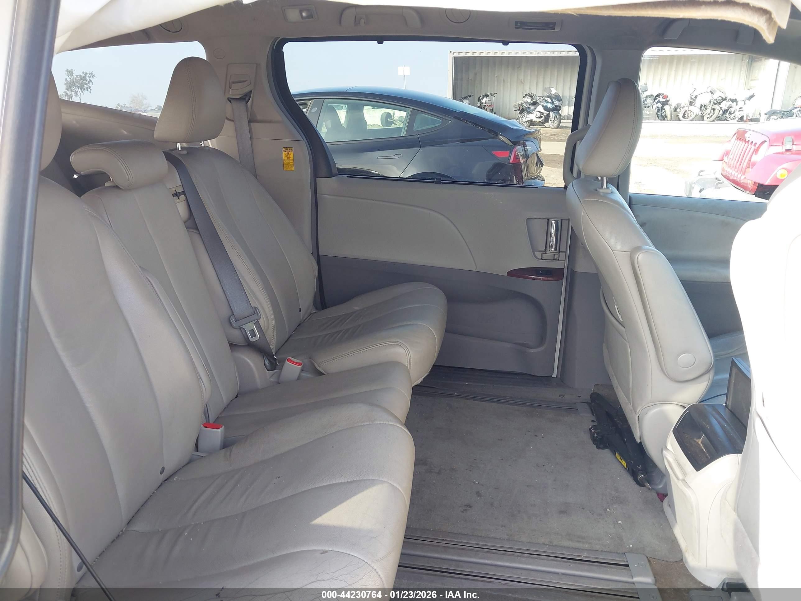 TOYOTA SIENNA image 8