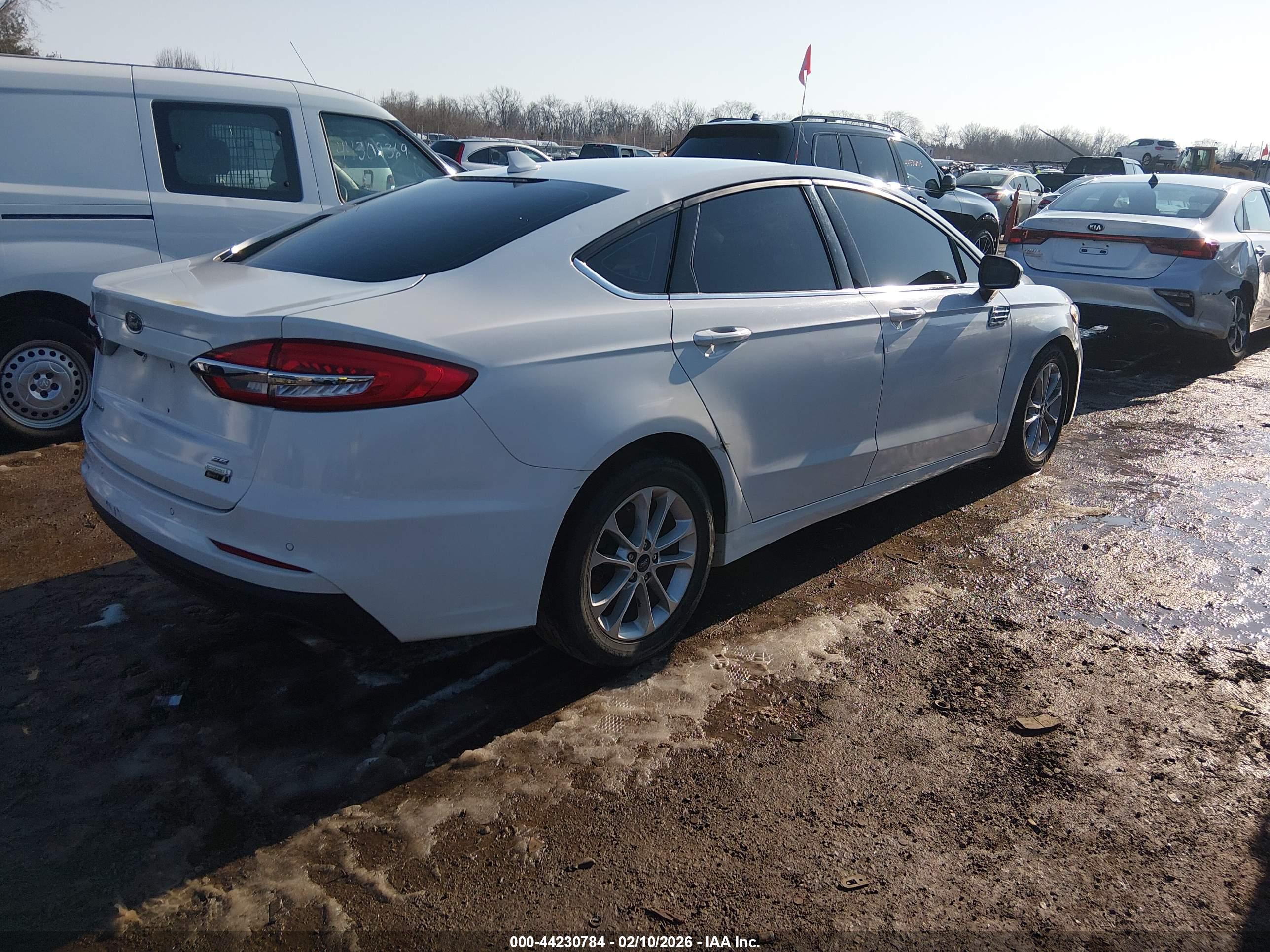 FORD FUSION image 4