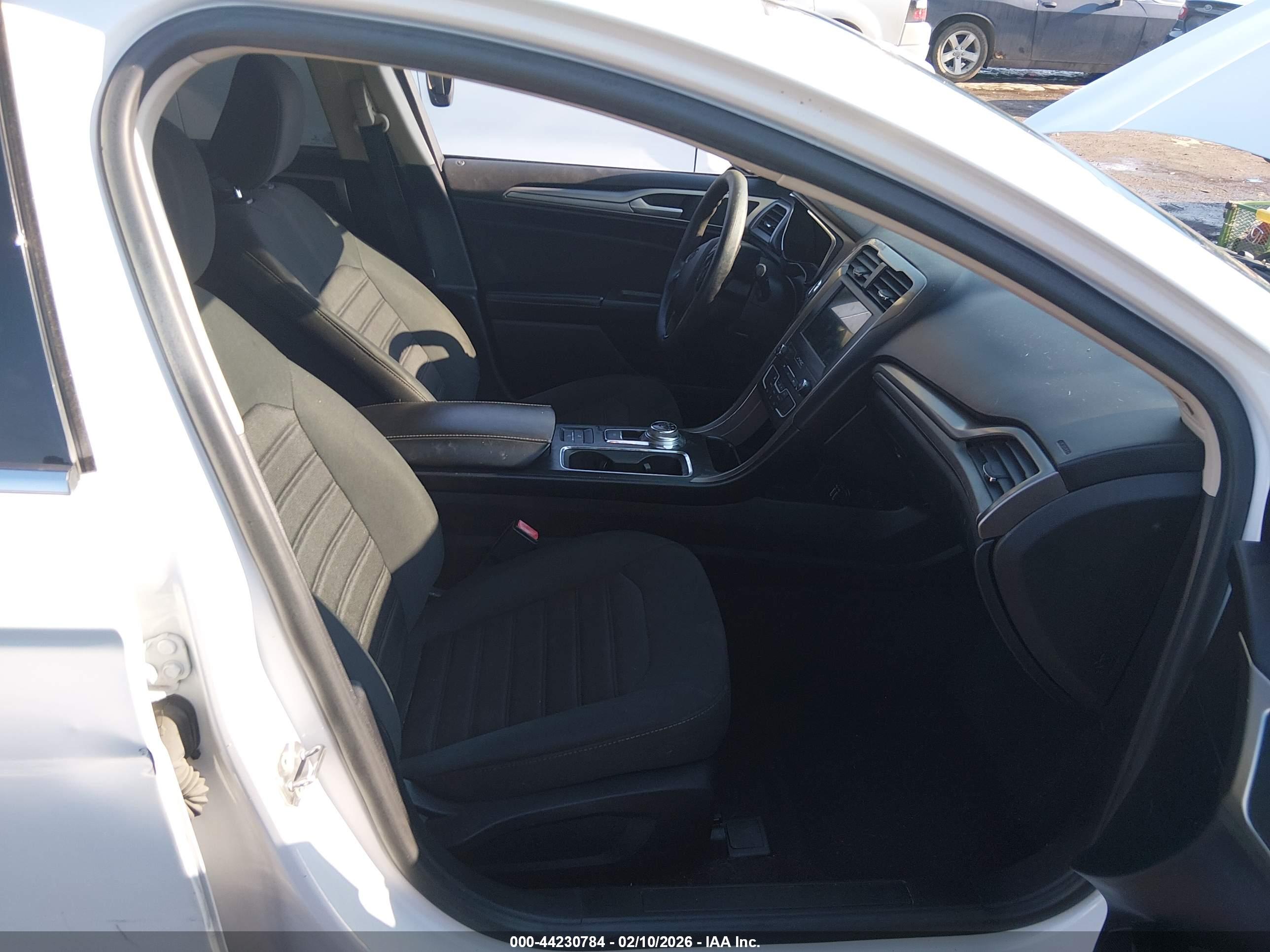 FORD FUSION image 5