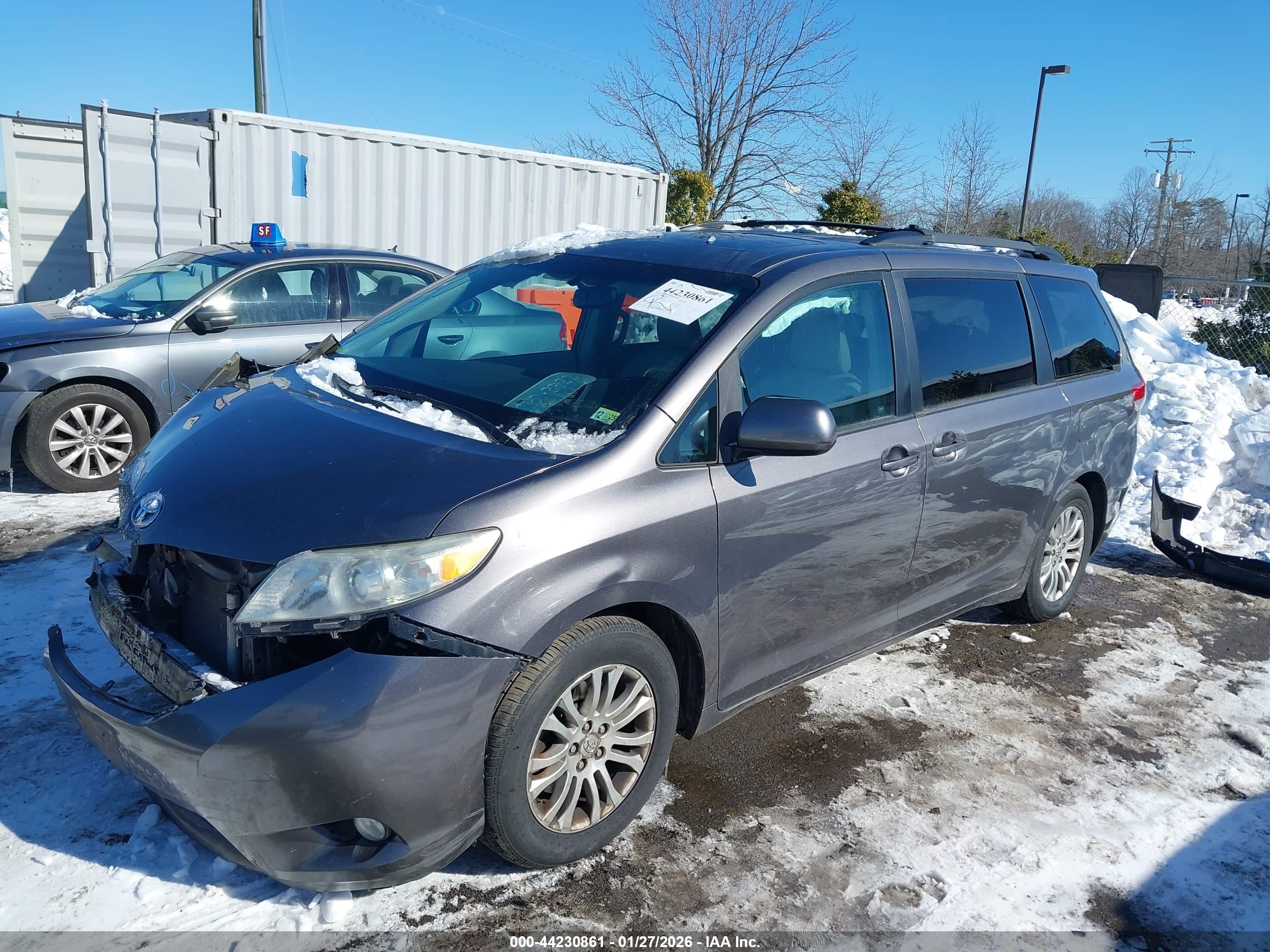 TOYOTA SIENNA image 2