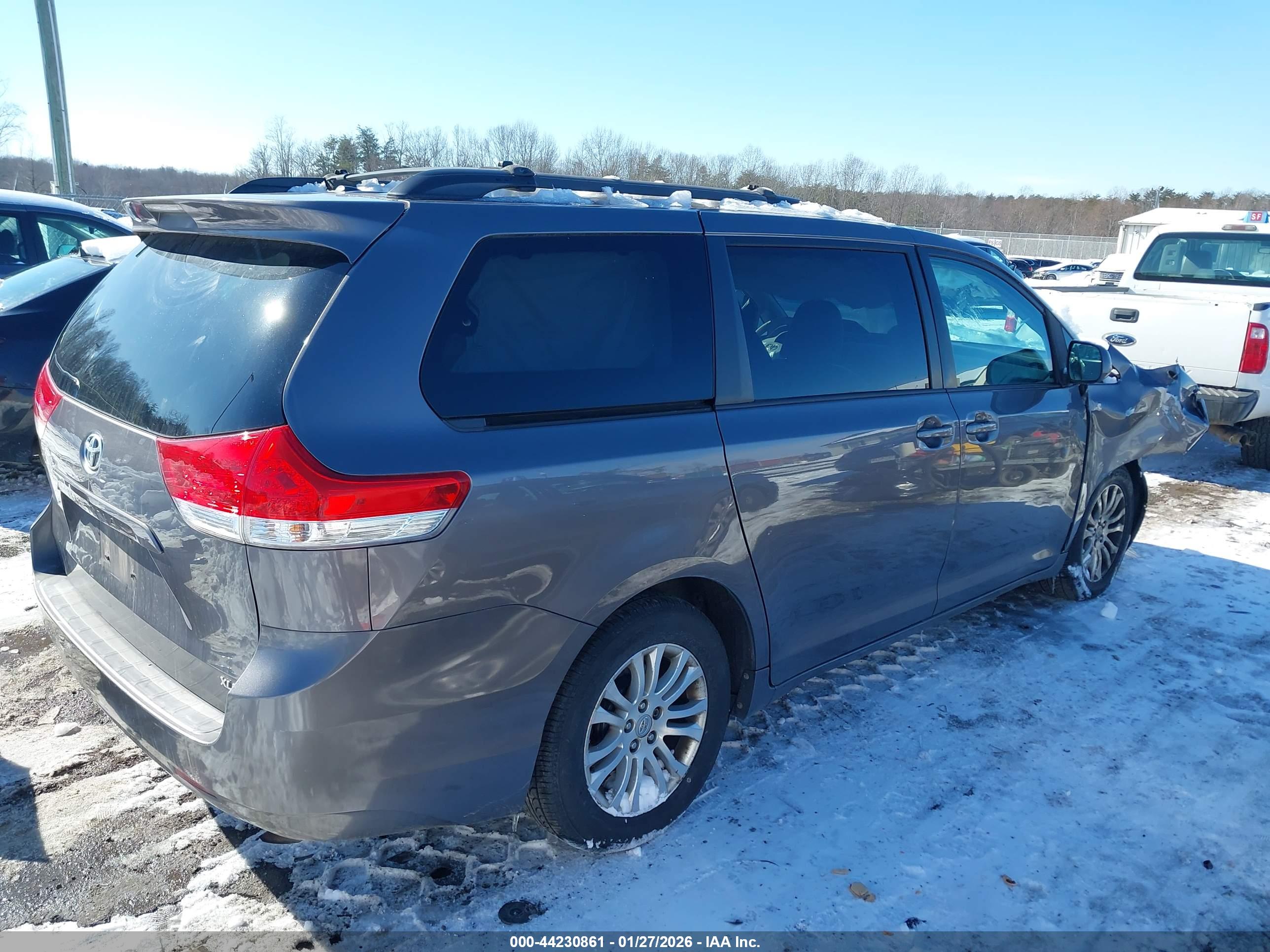 TOYOTA SIENNA image 4