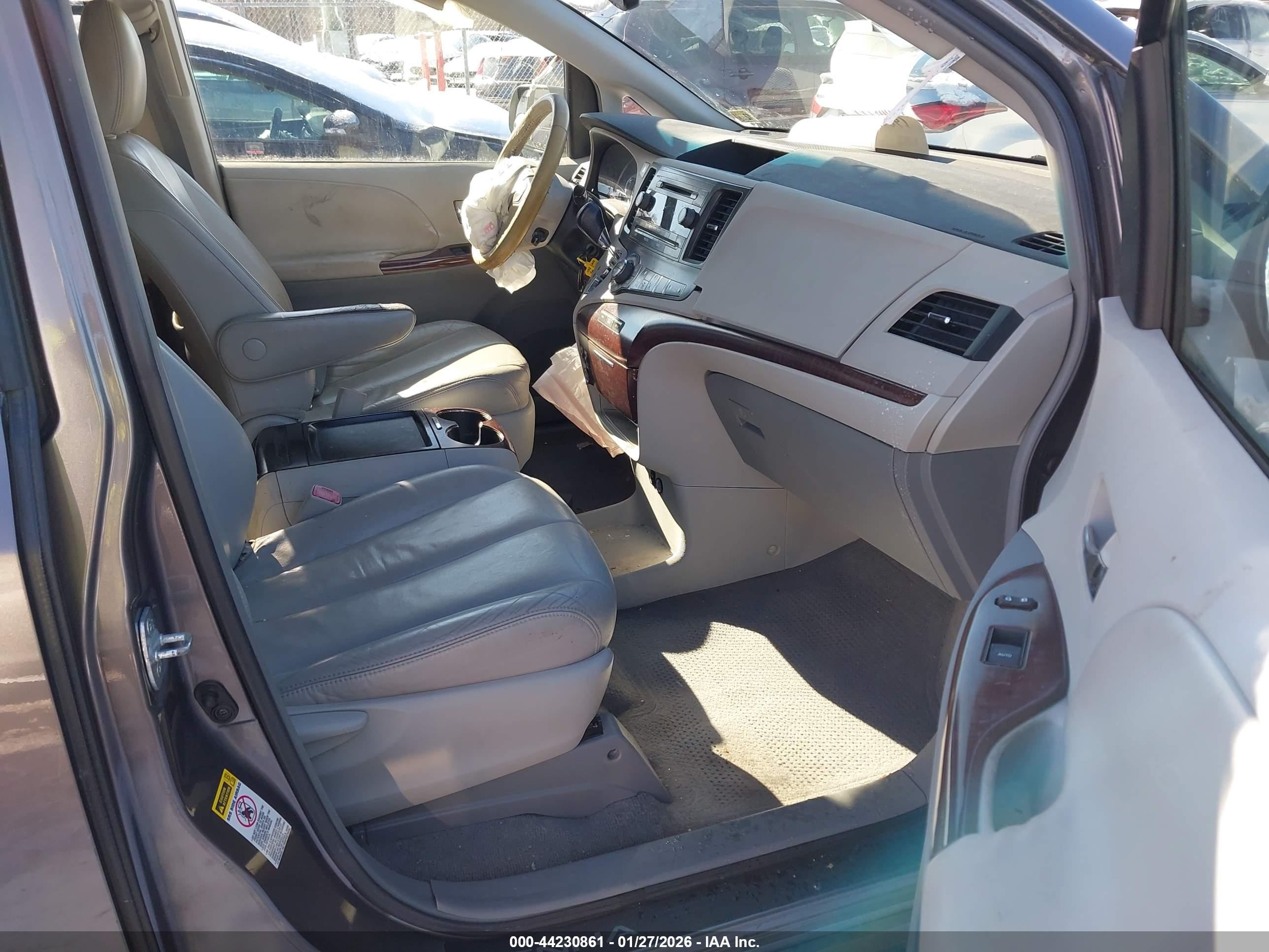 TOYOTA SIENNA image 5