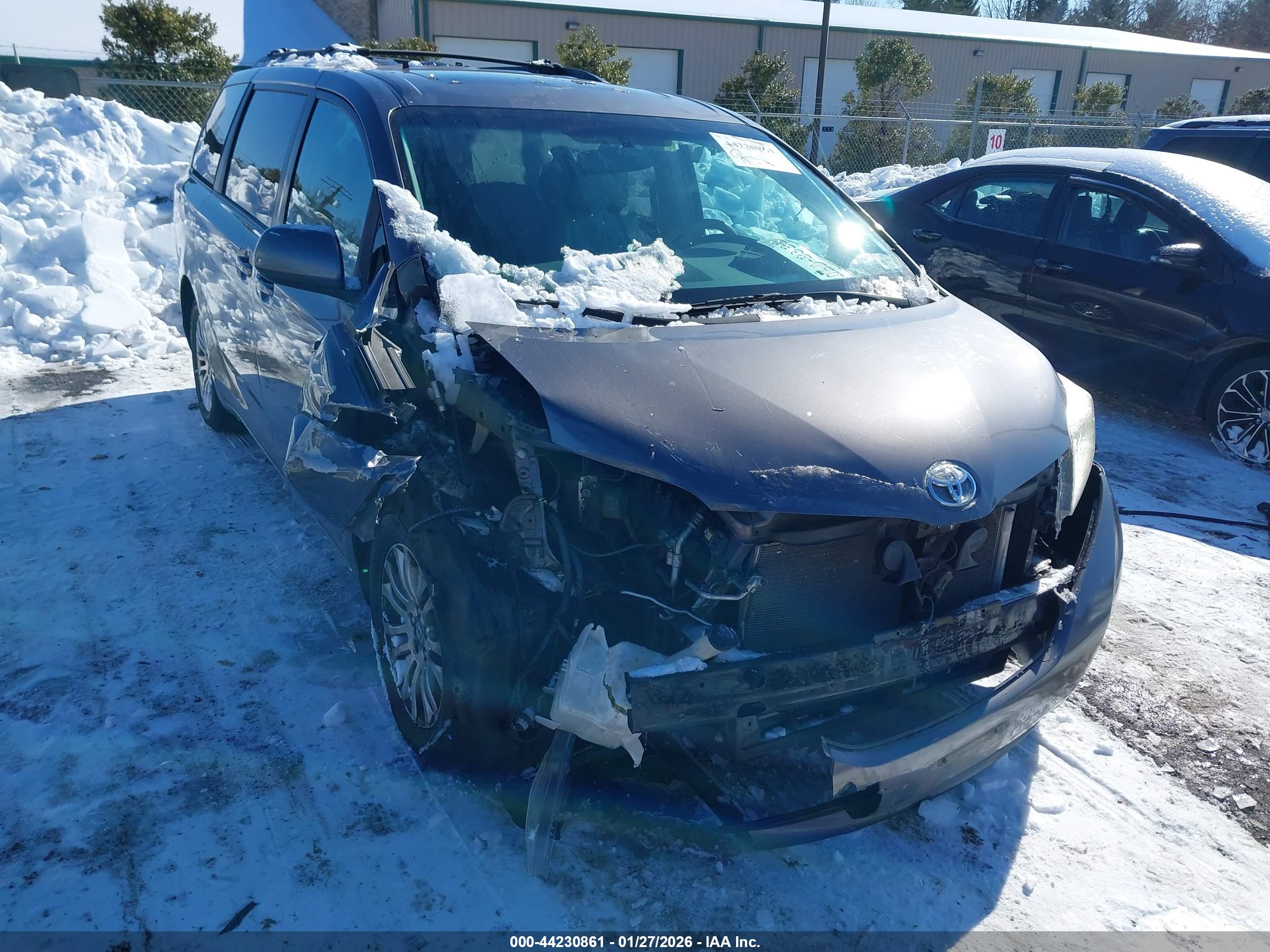 TOYOTA SIENNA image 6