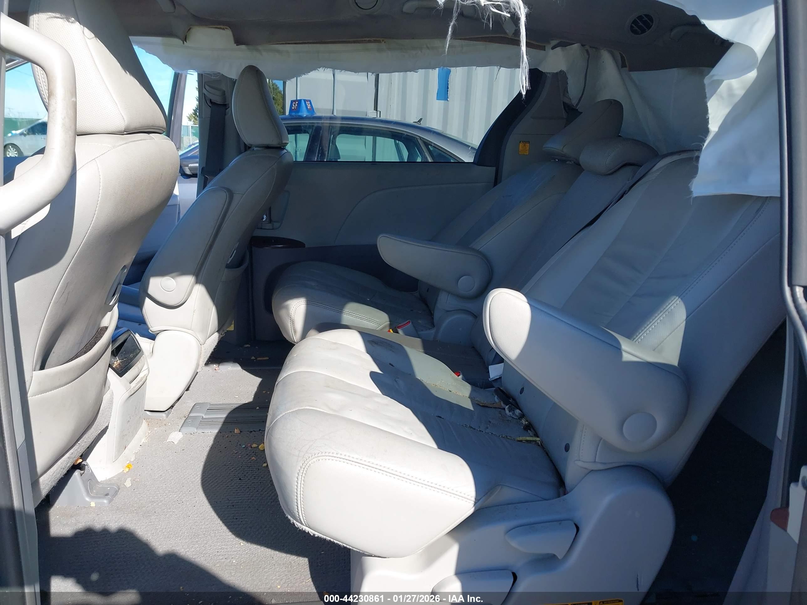 TOYOTA SIENNA image 8