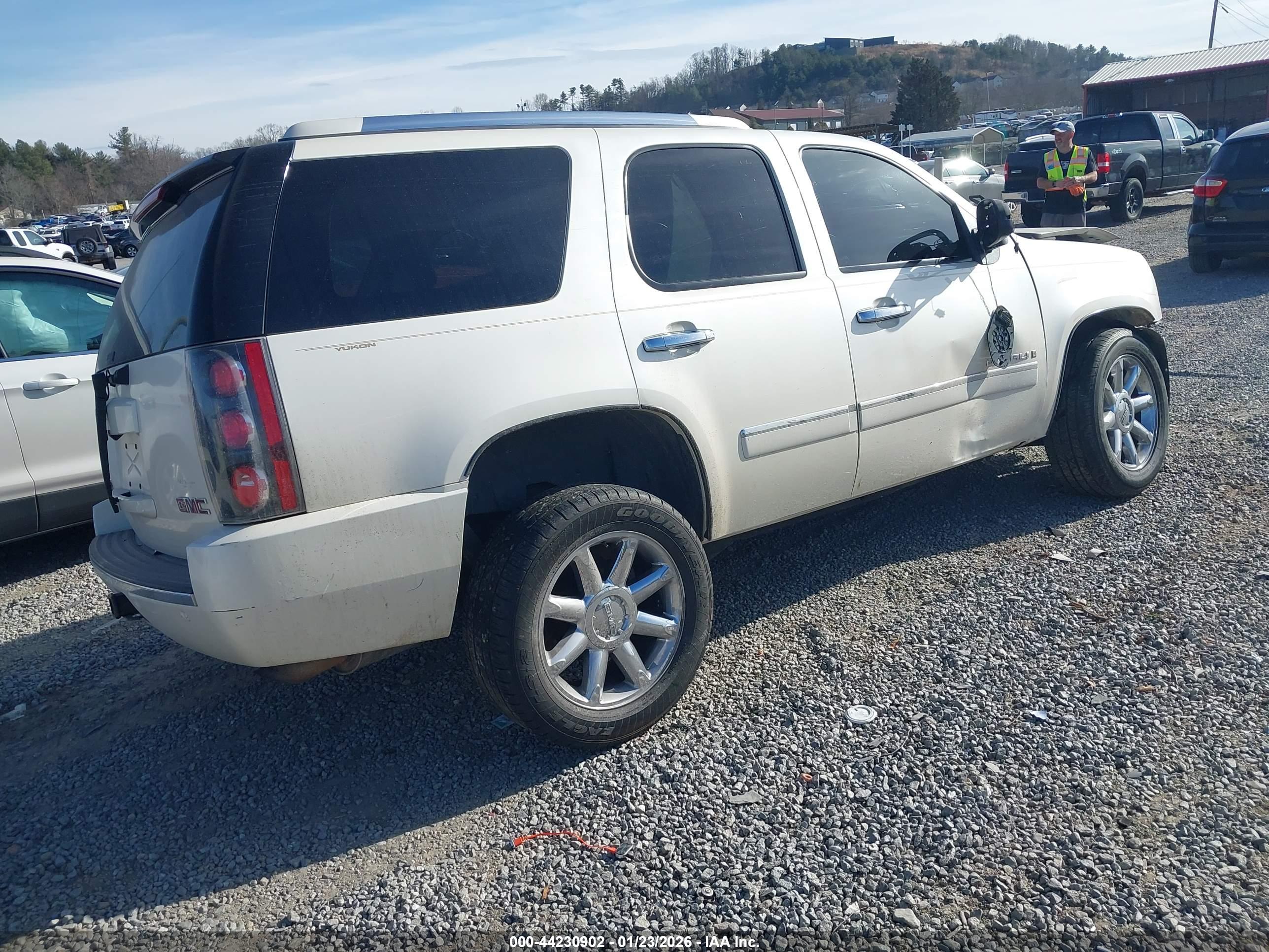 GMC YUKON image 4