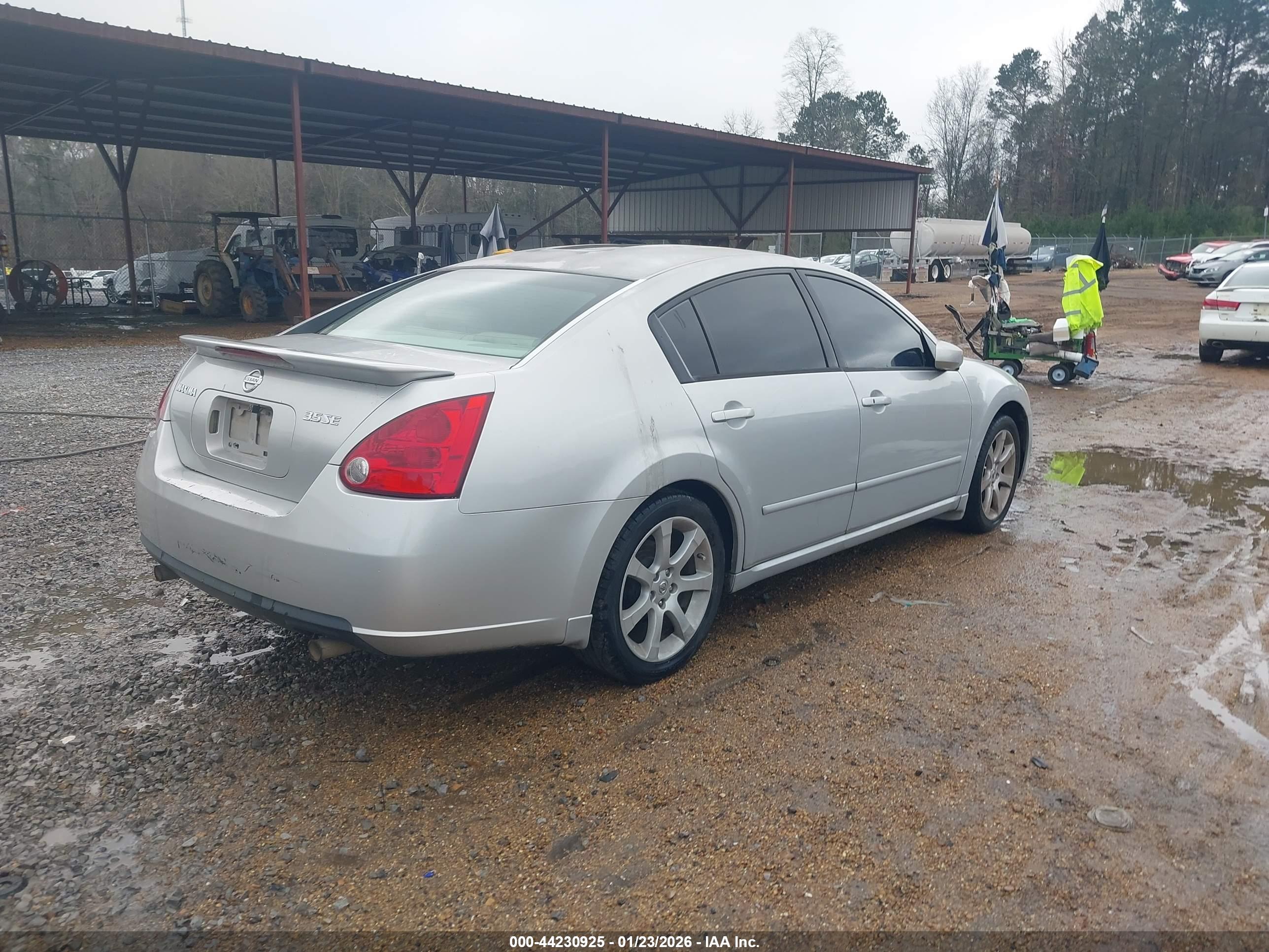 NISSAN MAXIMA image 4