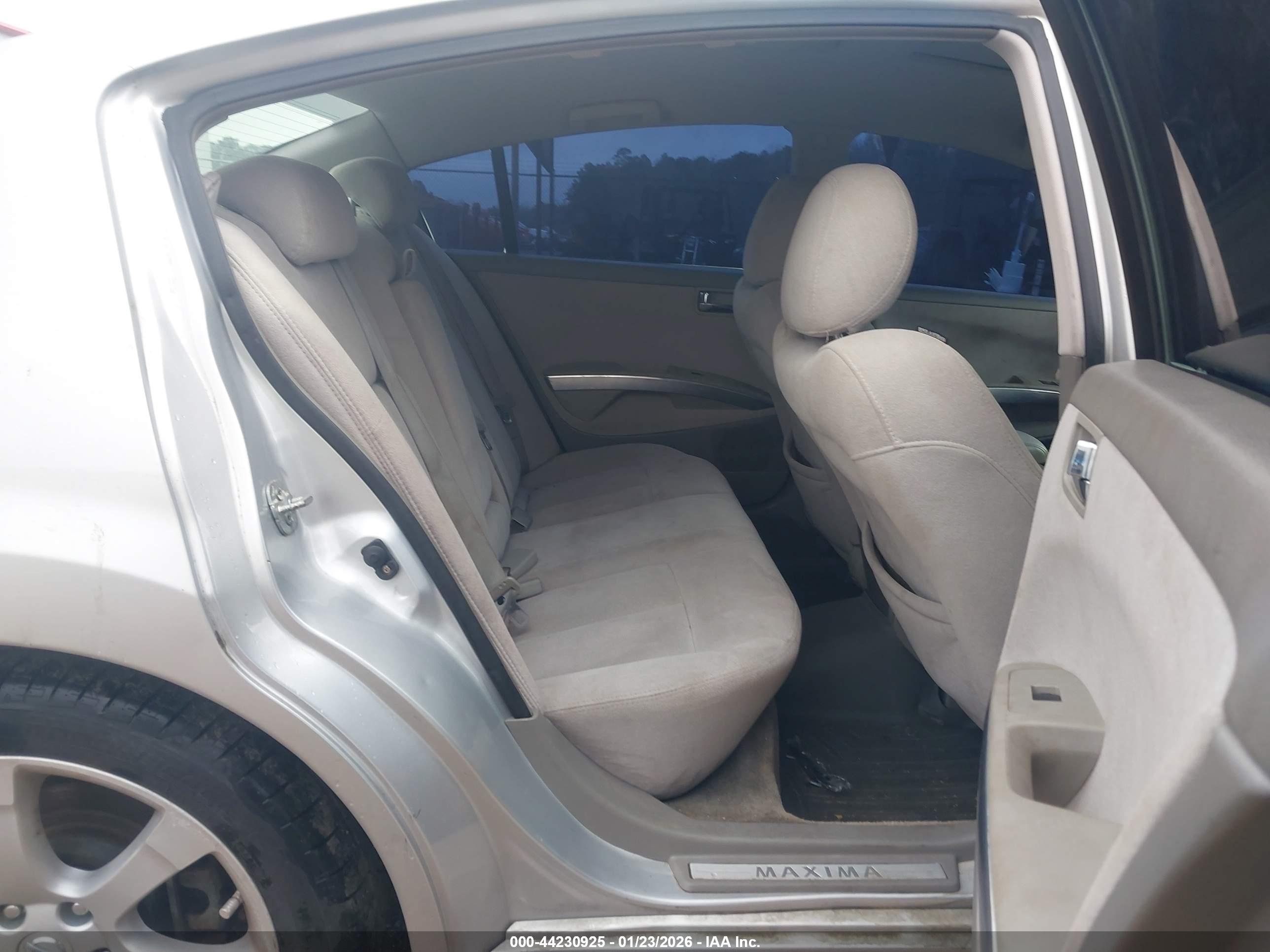 NISSAN MAXIMA image 8