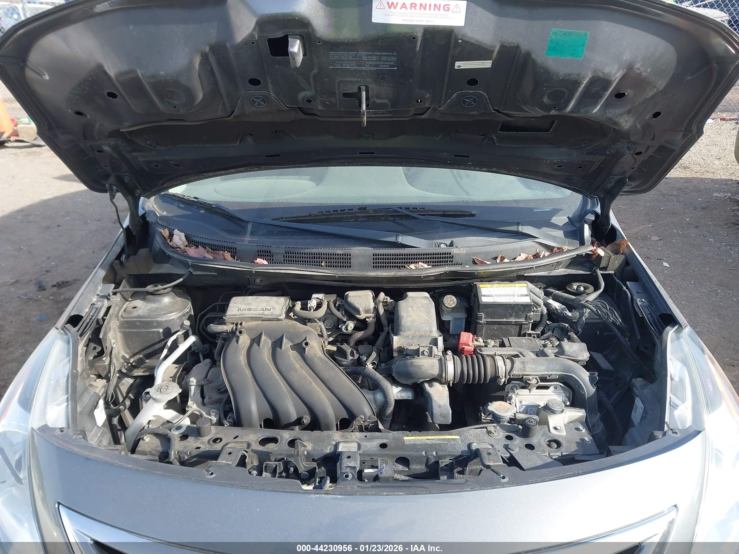 NISSAN VERSA image 10