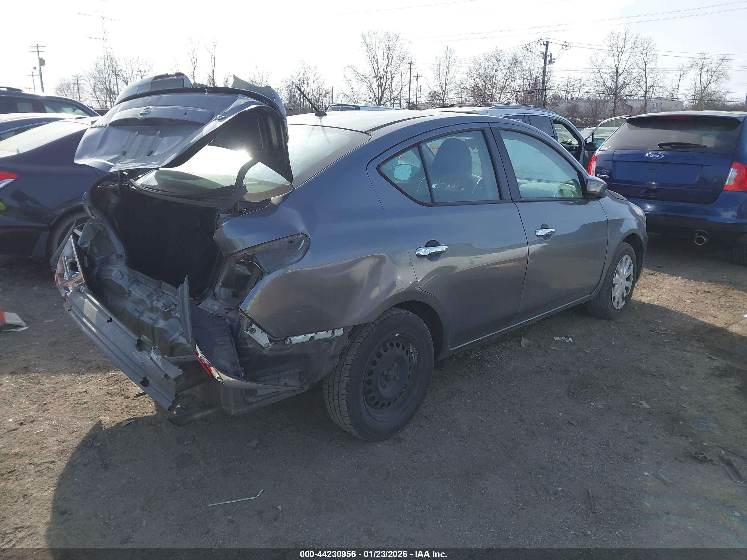 NISSAN VERSA image 4