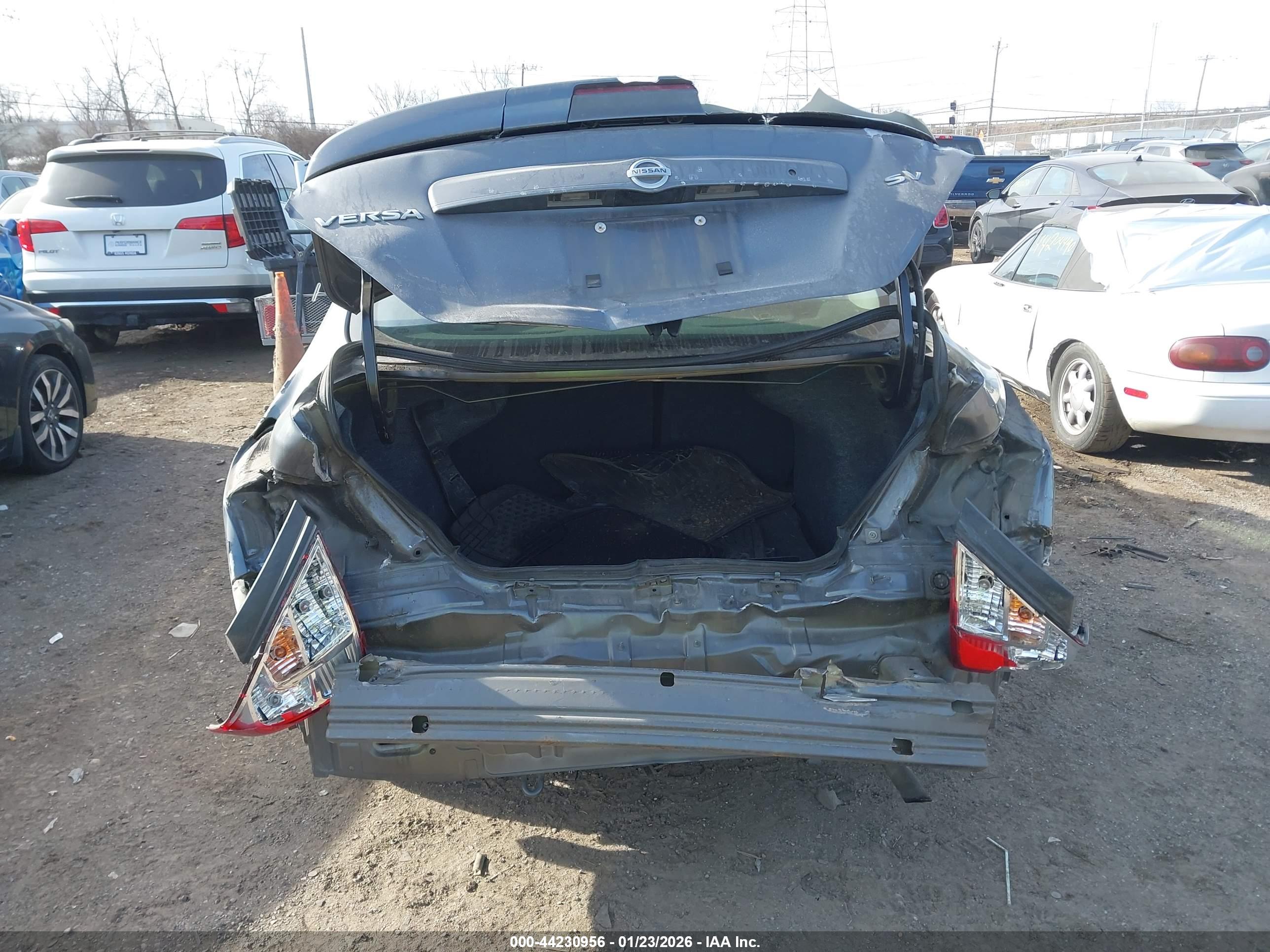 NISSAN VERSA image 6