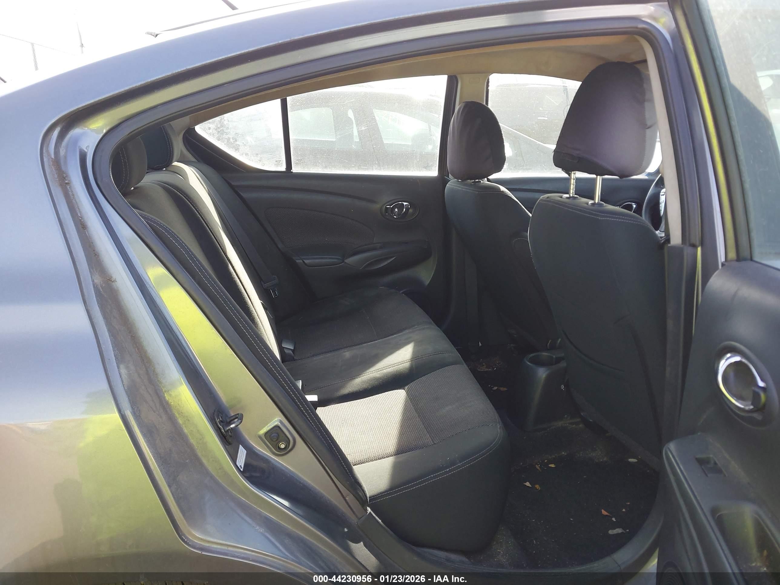 NISSAN VERSA image 8