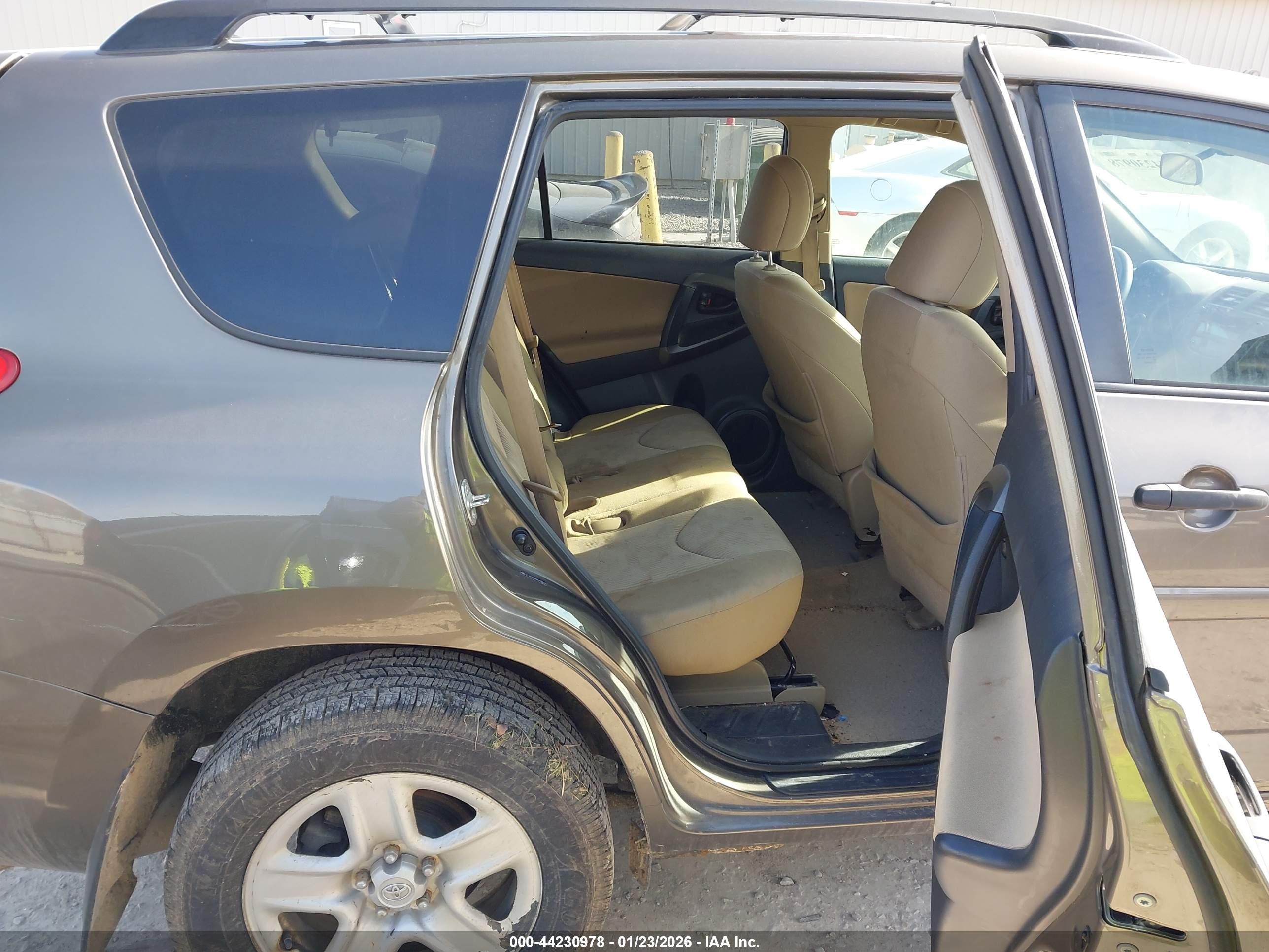 TOYOTA RAV4 image 8