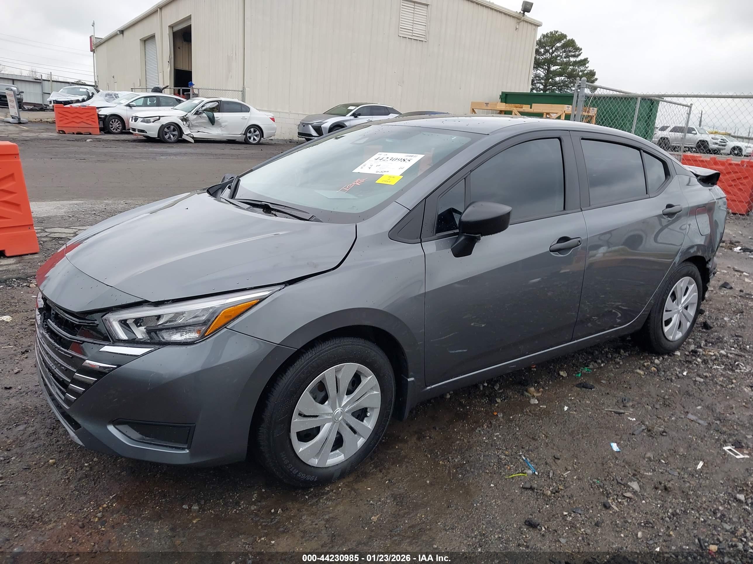 NISSAN VERSA image 2
