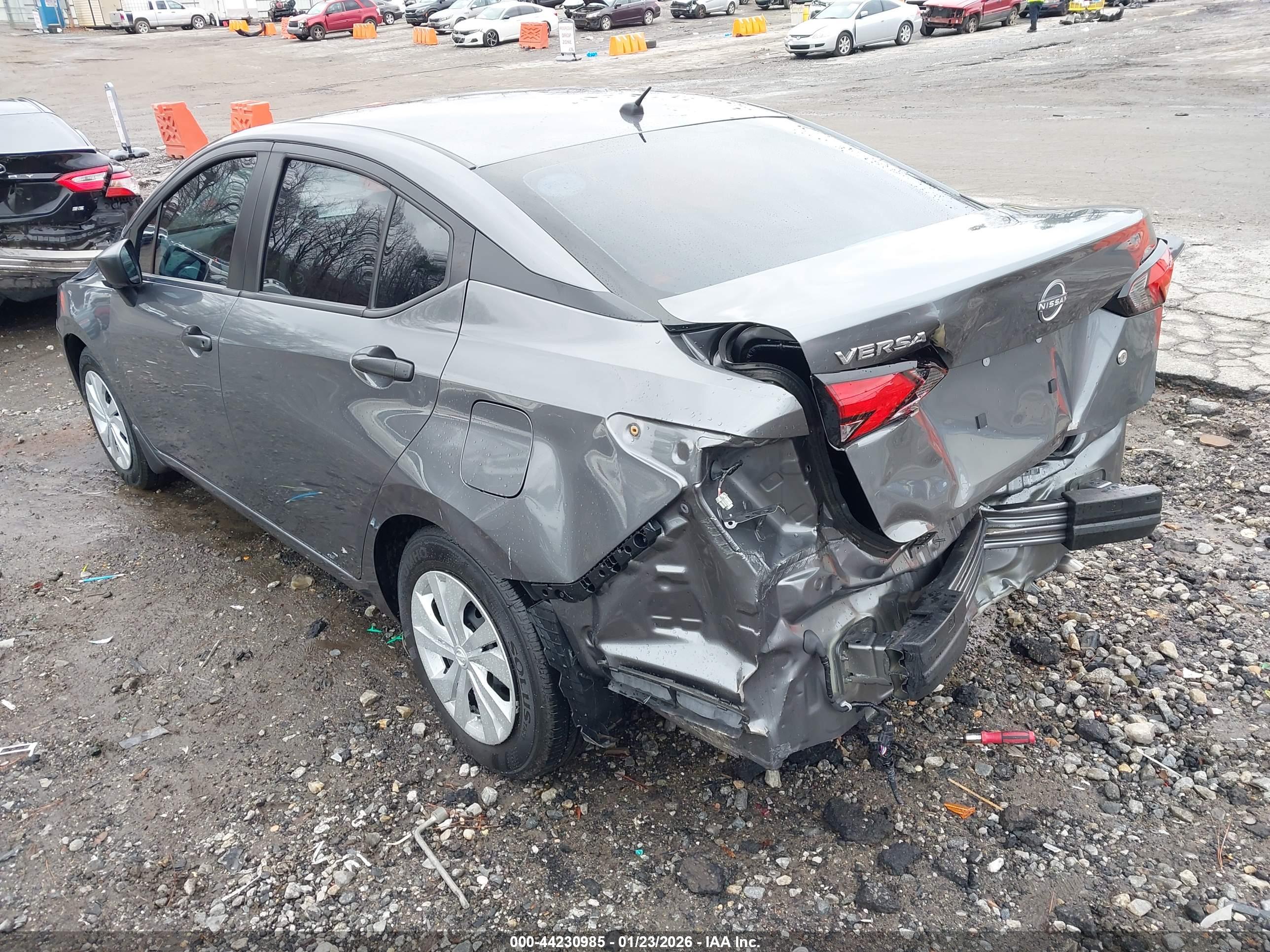 NISSAN VERSA image 6
