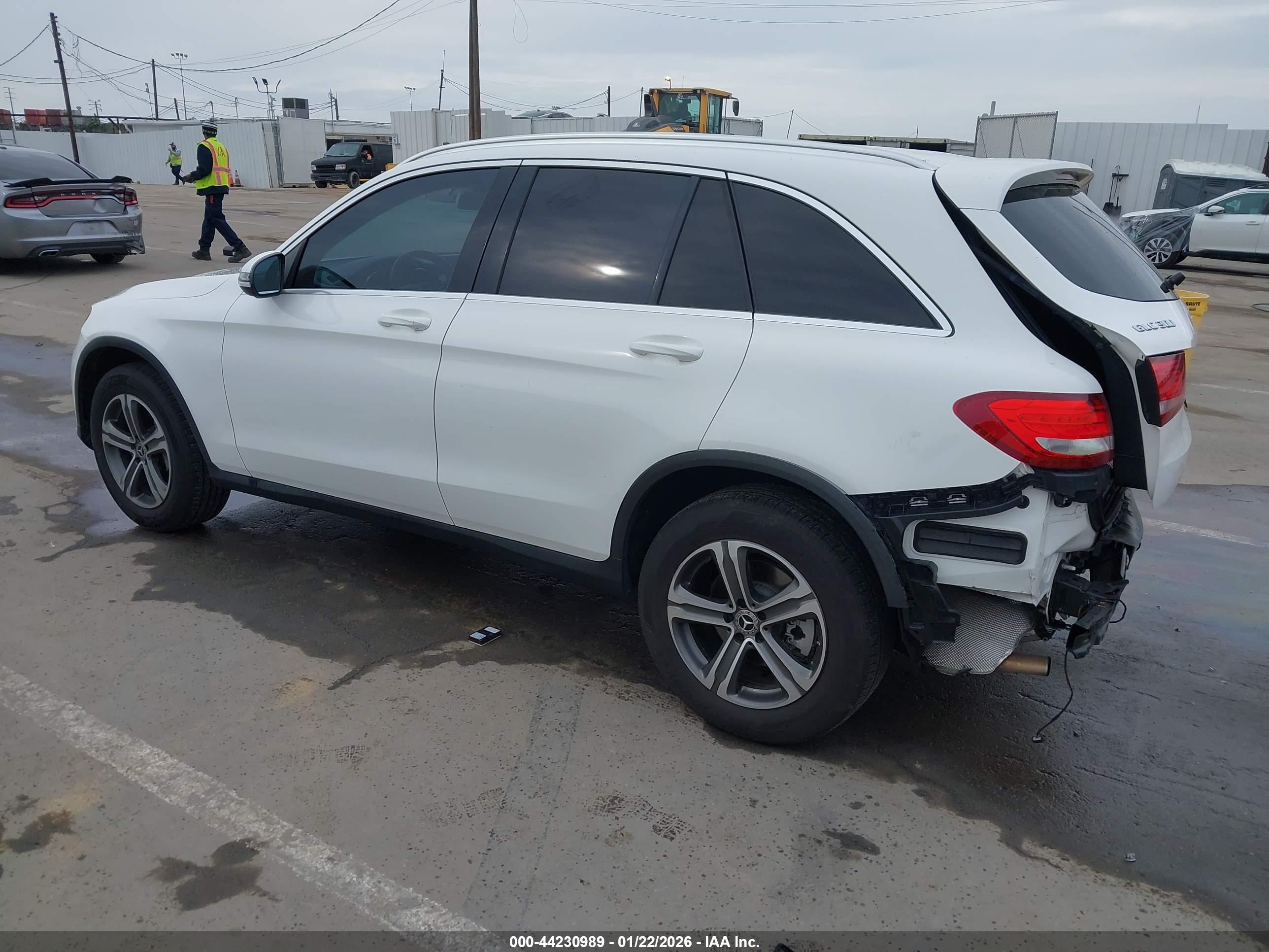 MERCEDES-BENZ GLC image 3
