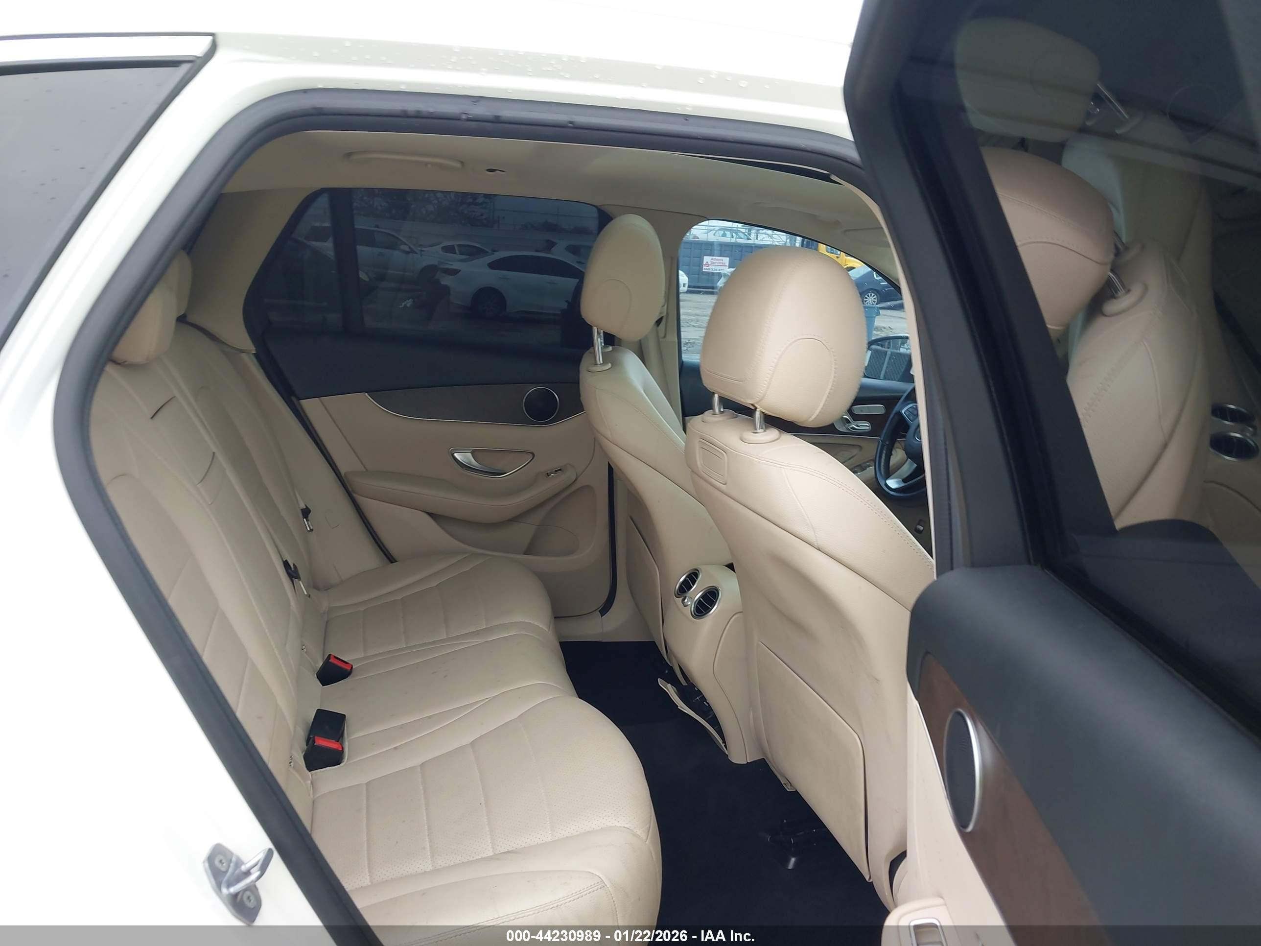 MERCEDES-BENZ GLC image 8