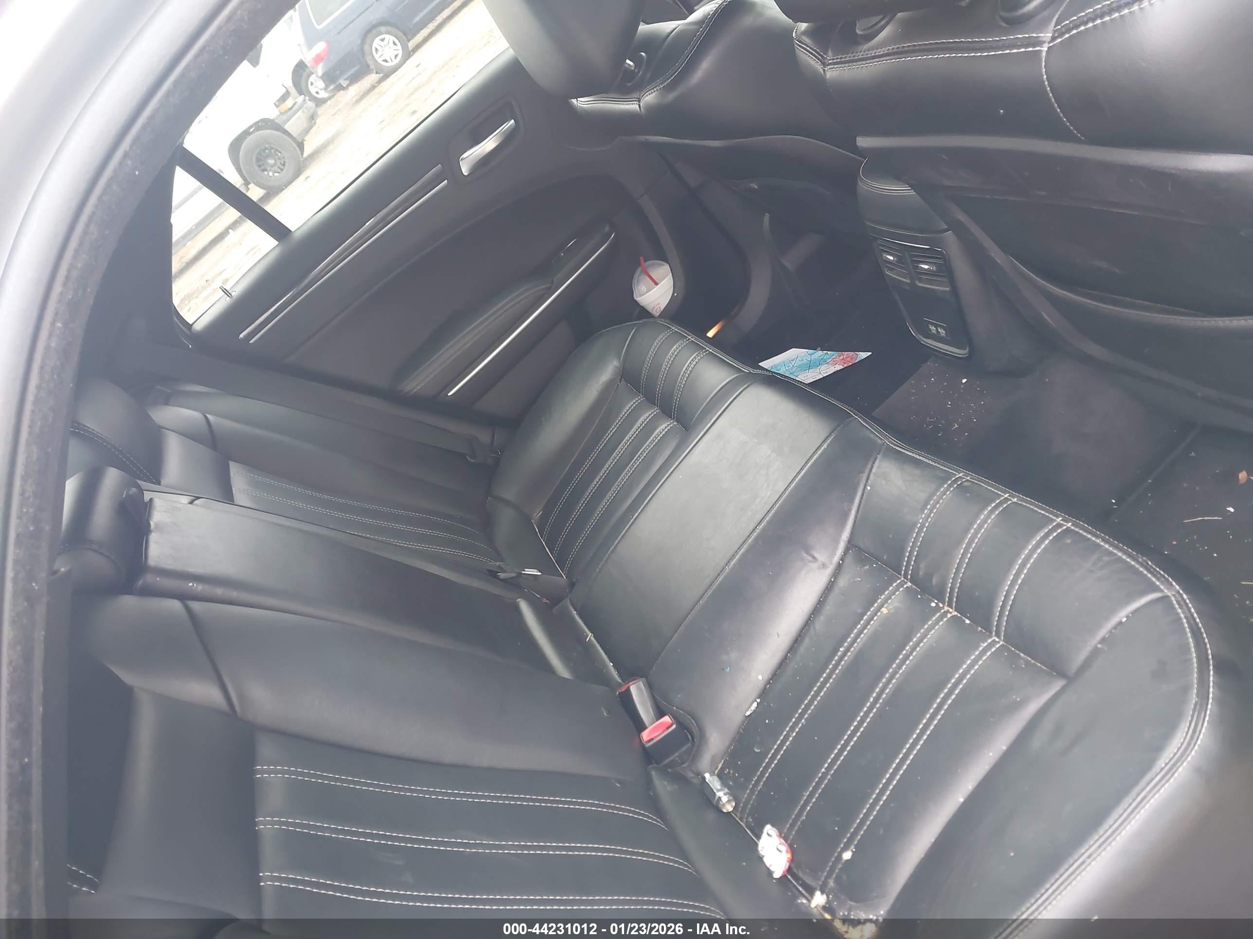 CHRYSLER 300 image 8