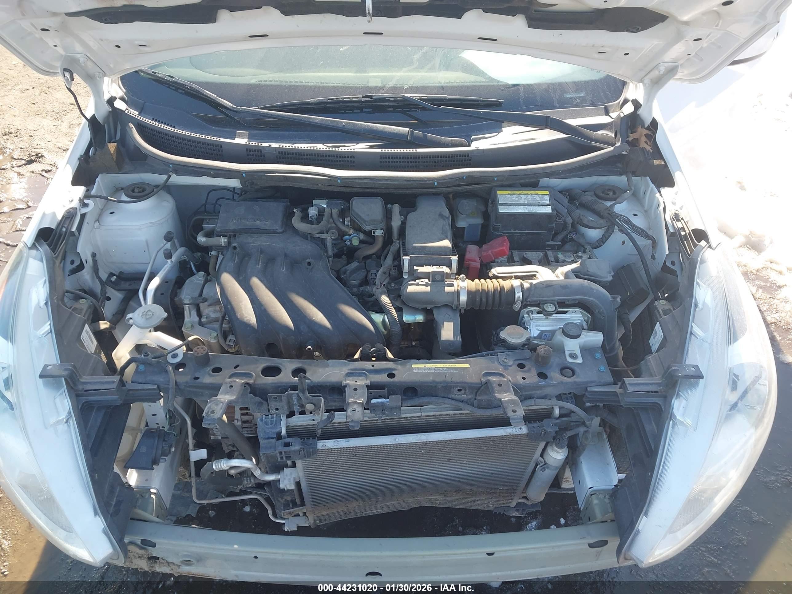 NISSAN VERSA image 10
