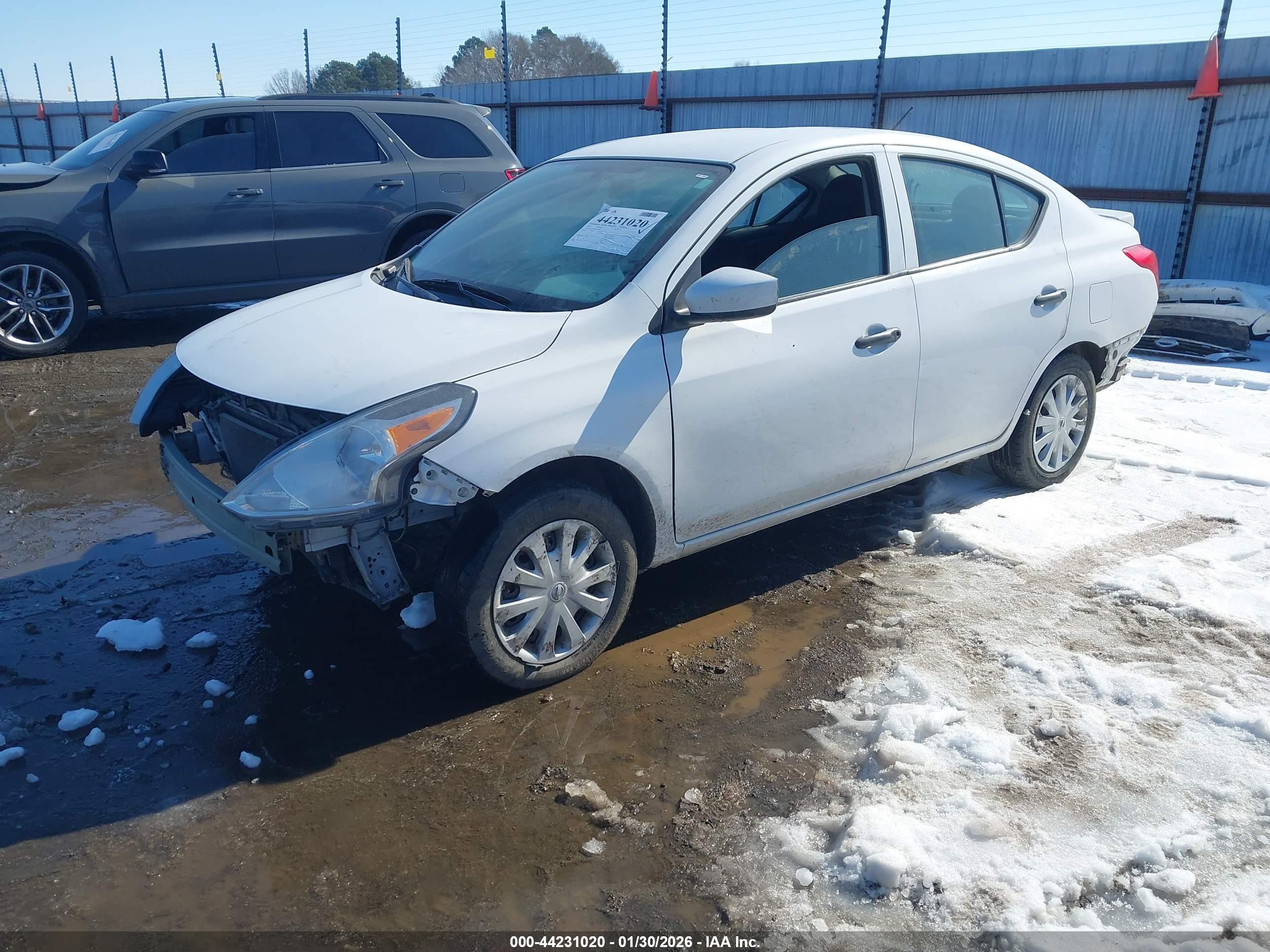 NISSAN VERSA image 2