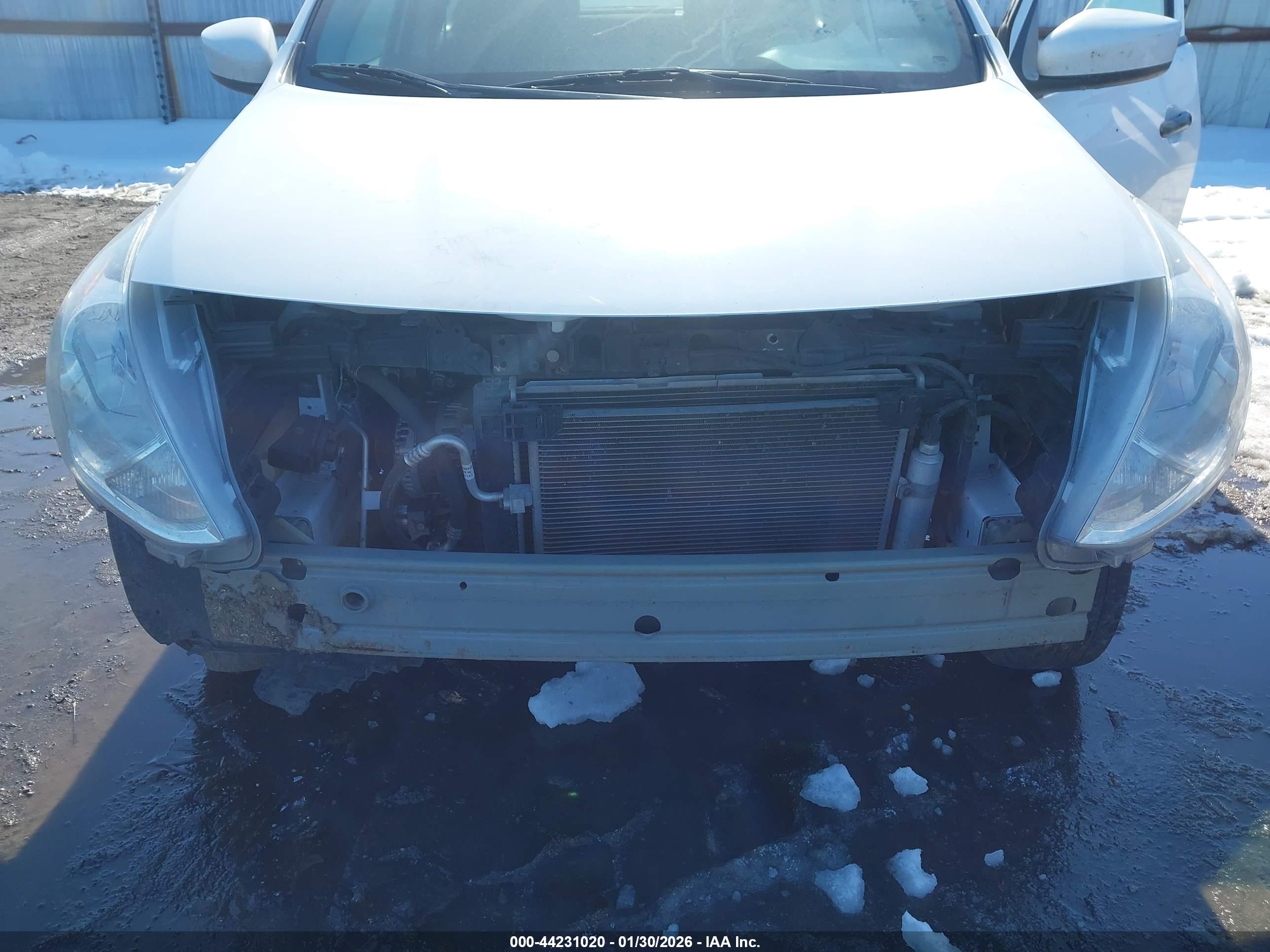 NISSAN VERSA image 6