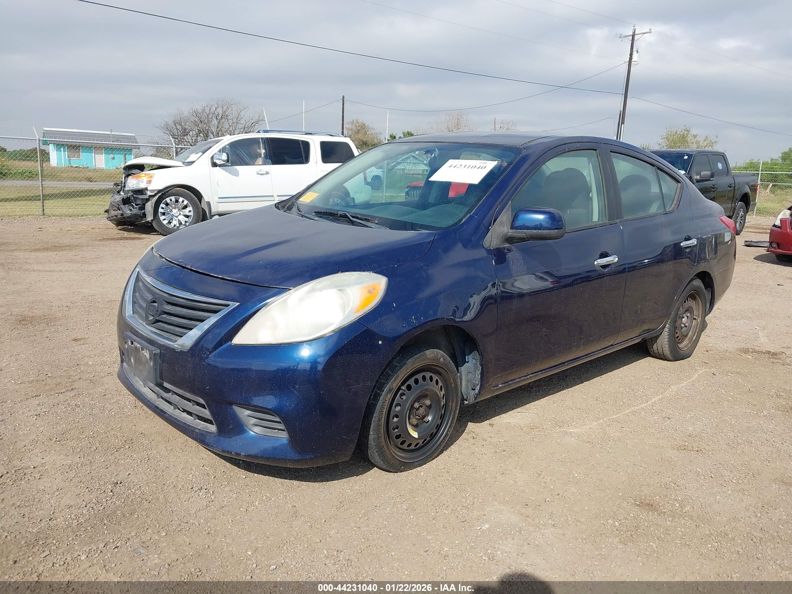 NISSAN VERSA image 2