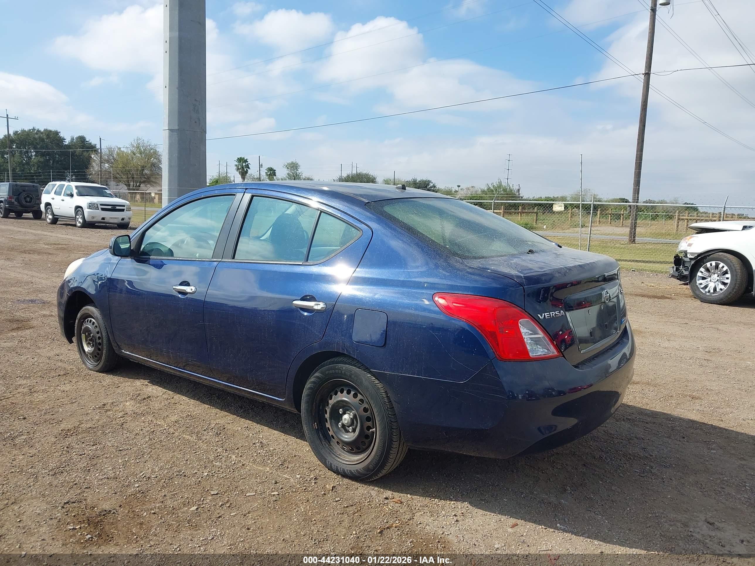 NISSAN VERSA image 3