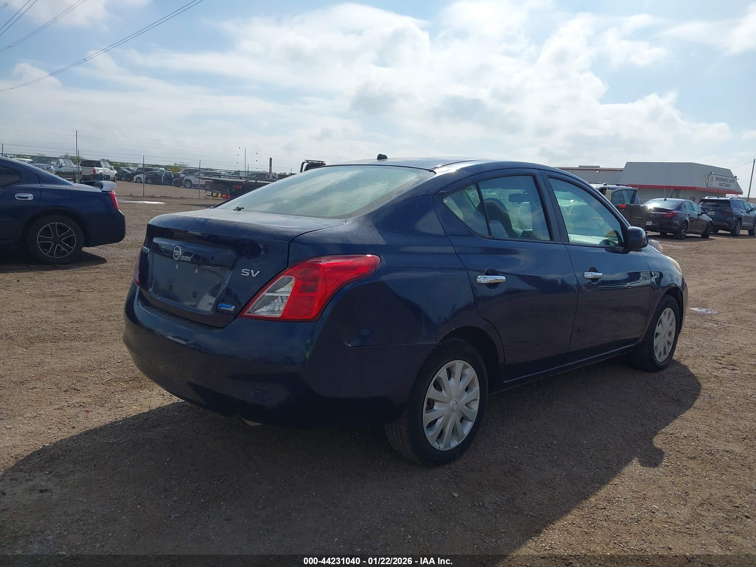NISSAN VERSA image 4