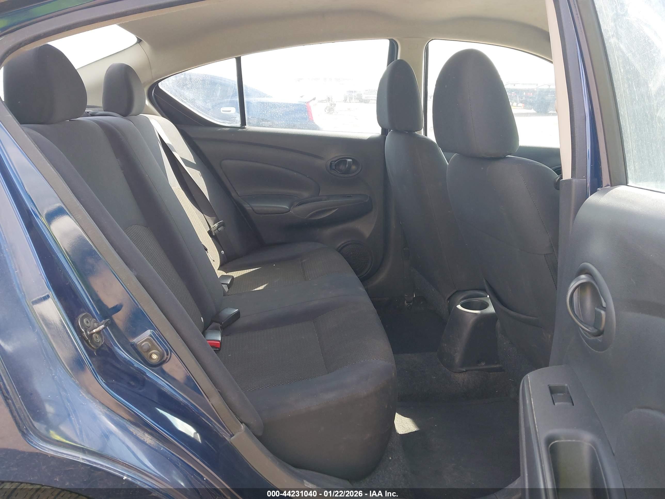 NISSAN VERSA image 8