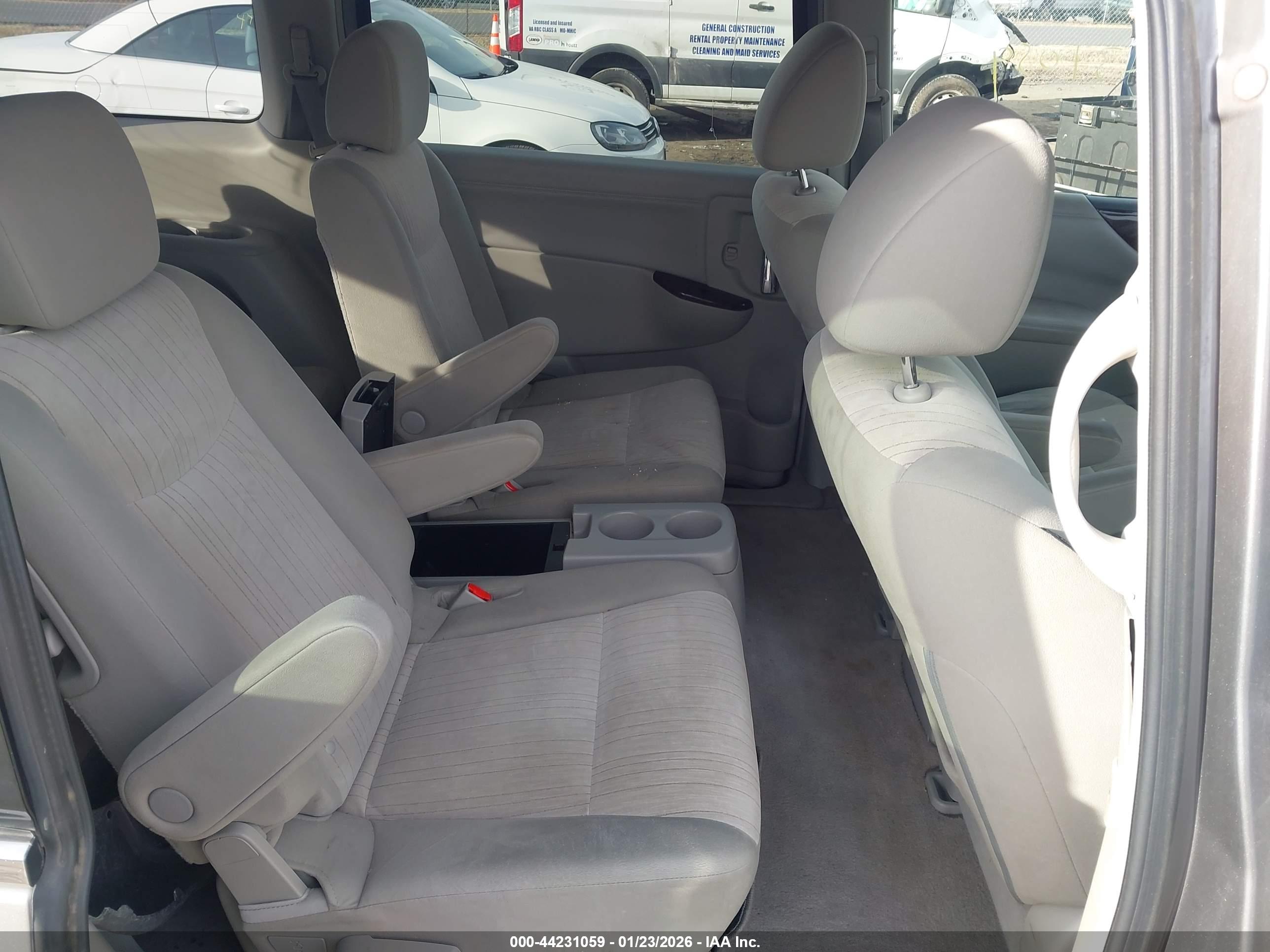 NISSAN QUEST image 8