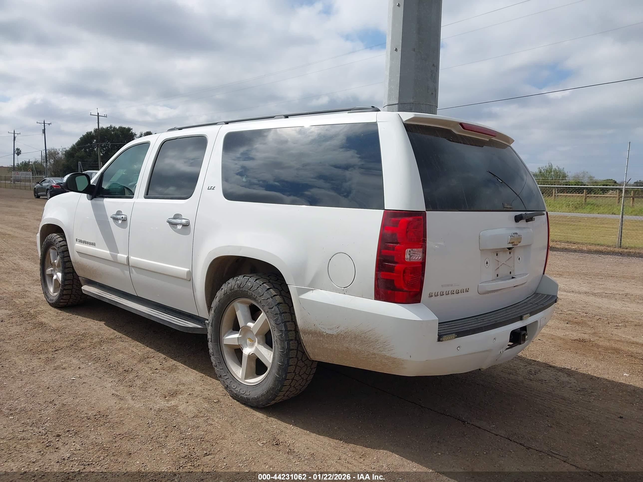 CHEVROLET SUBURBAN image 3