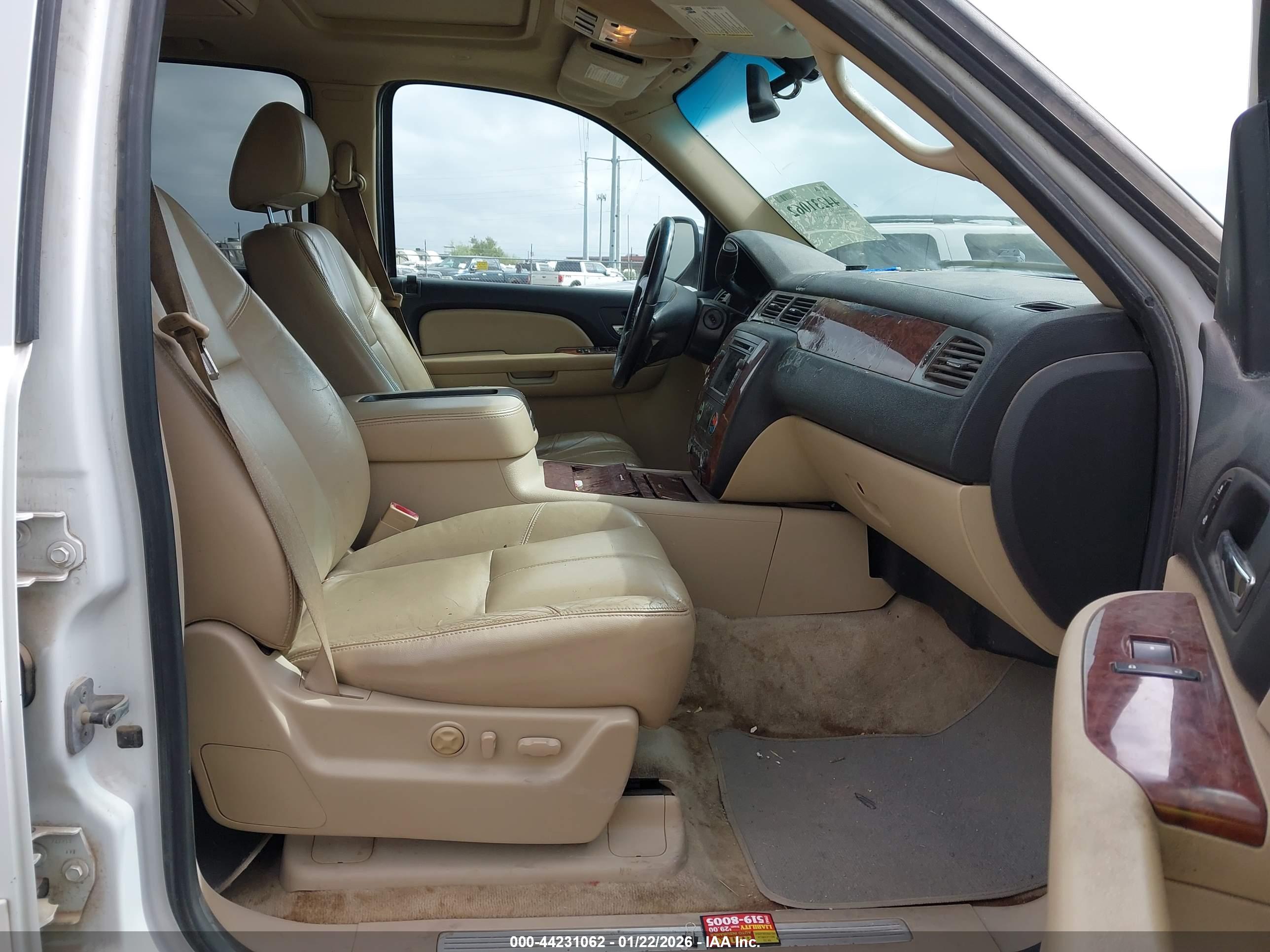 CHEVROLET SUBURBAN image 5