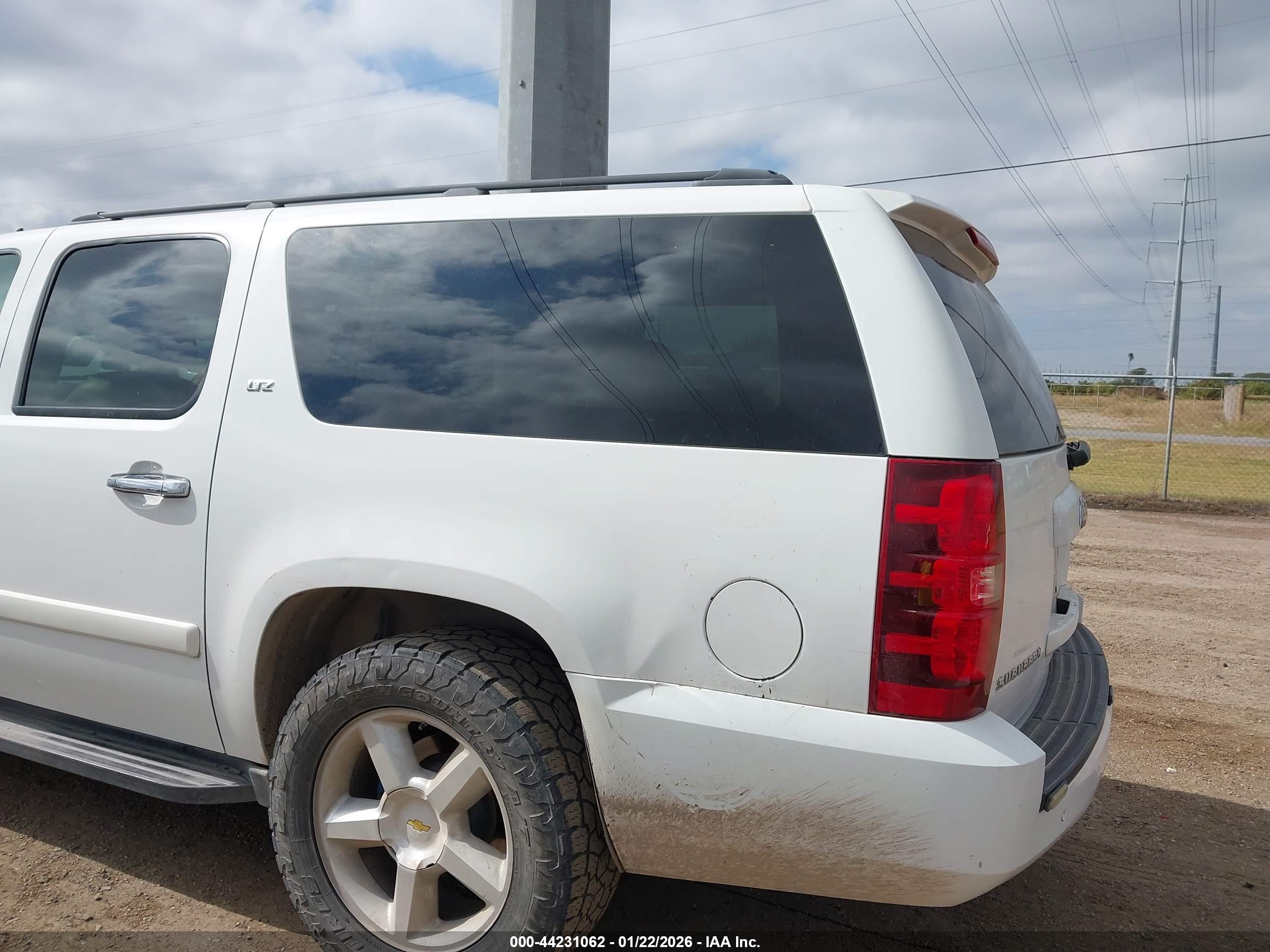 CHEVROLET SUBURBAN image 6