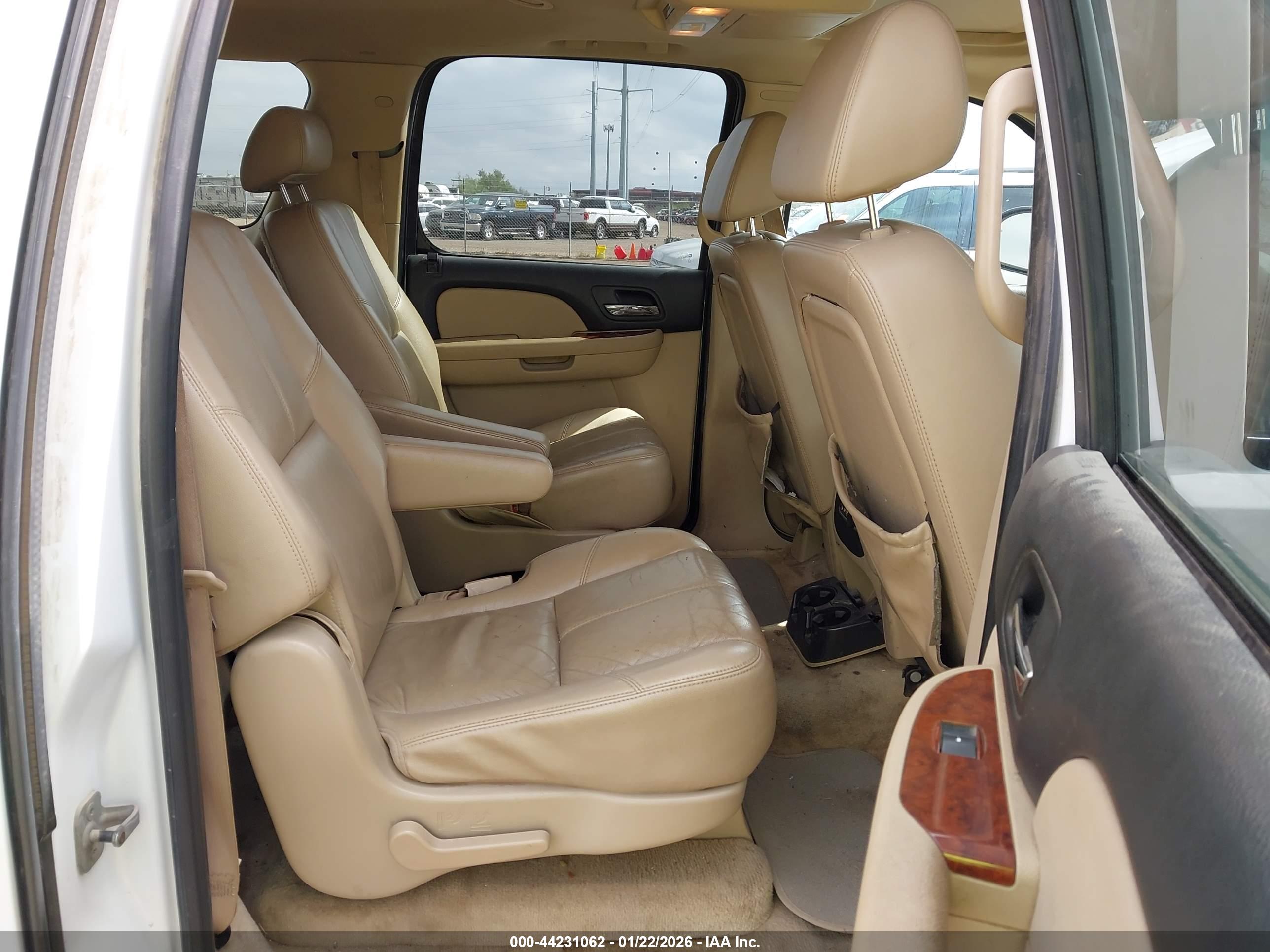 CHEVROLET SUBURBAN image 8