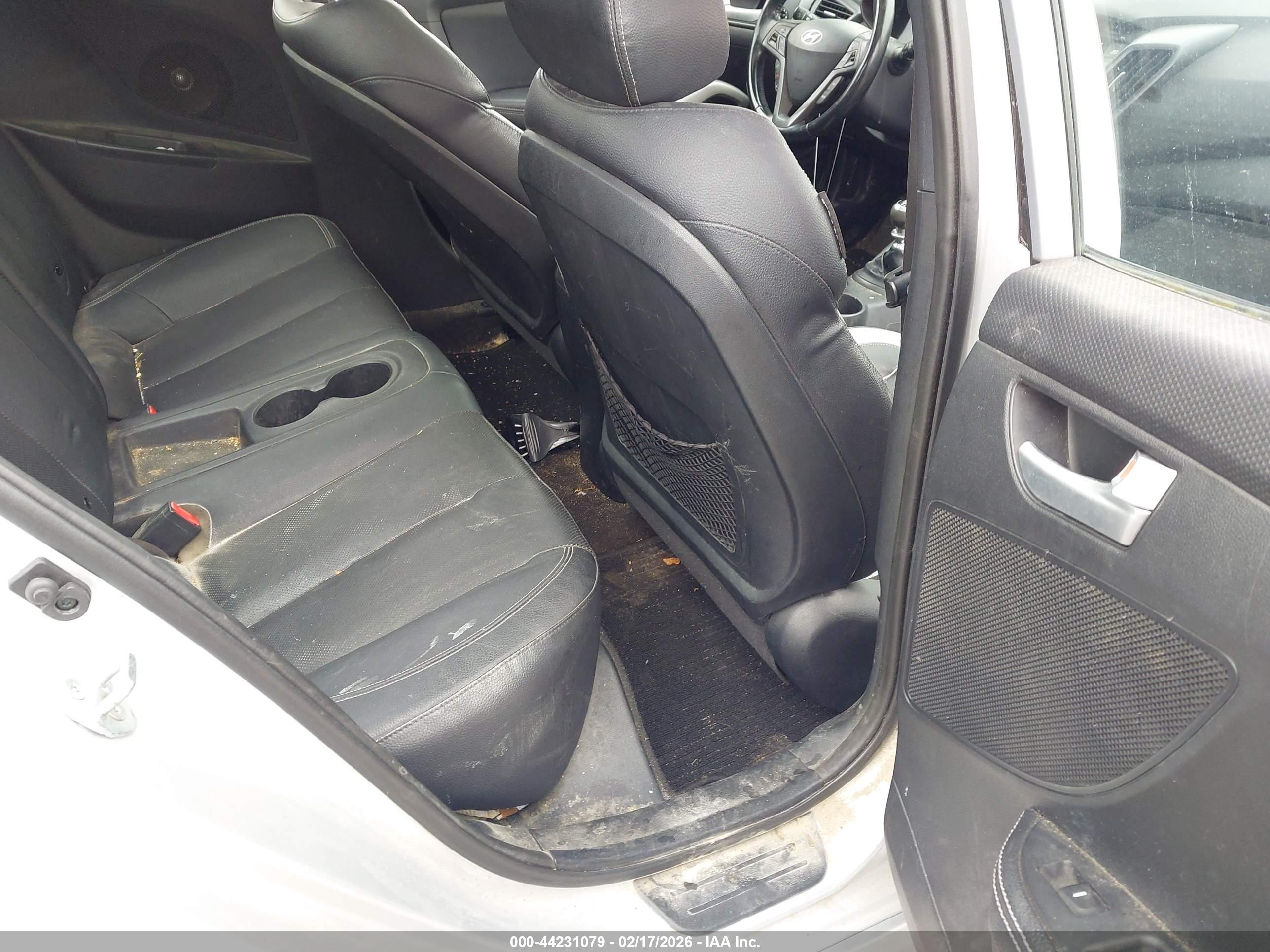 HYUNDAI VELOSTER image 8
