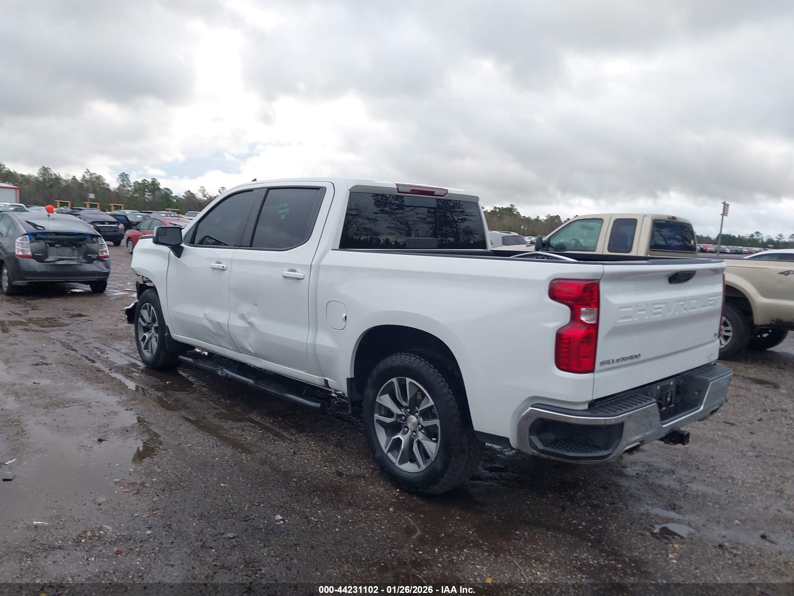 CHEVROLET SILVERADO image 3