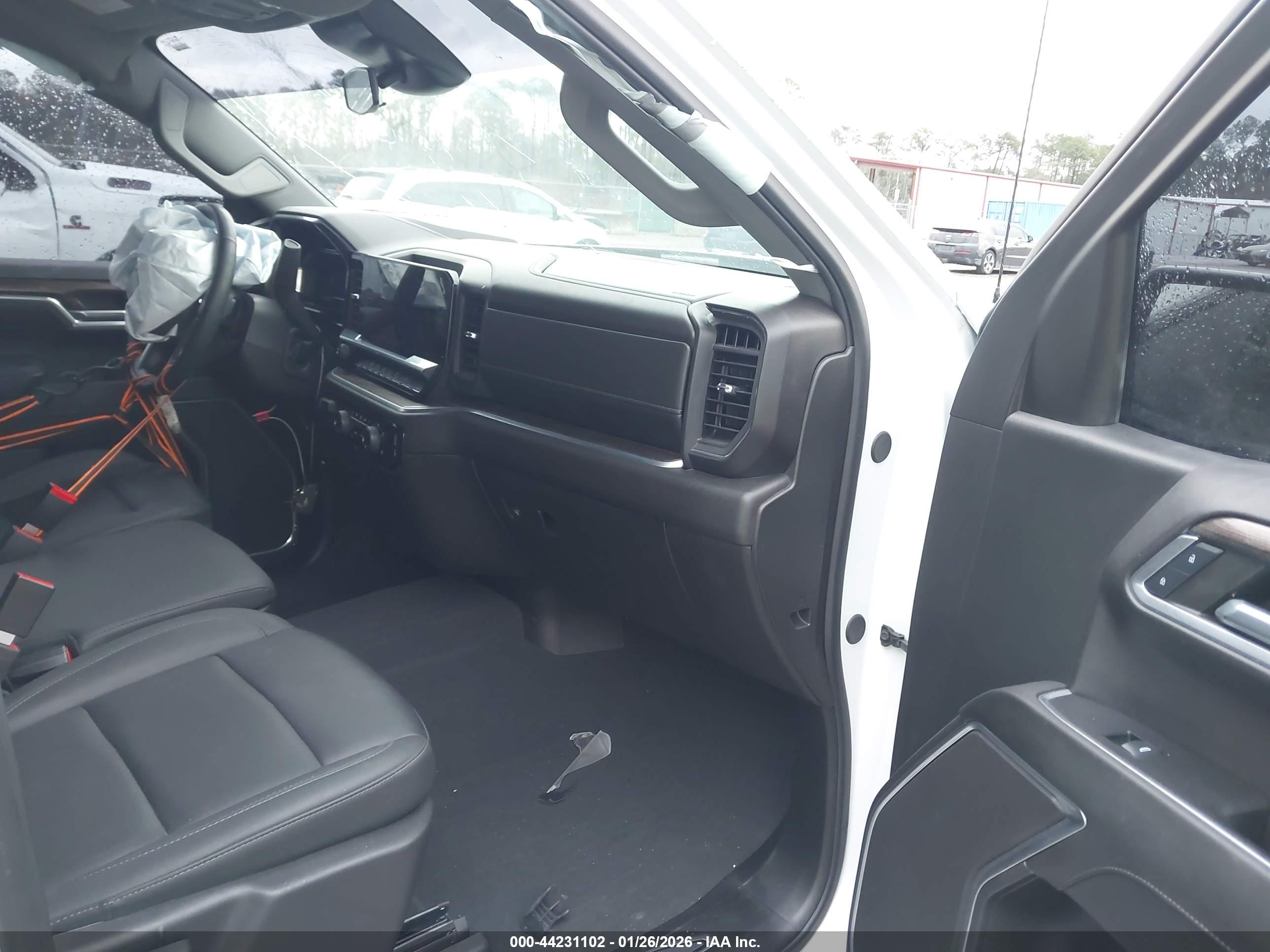 CHEVROLET SILVERADO image 5