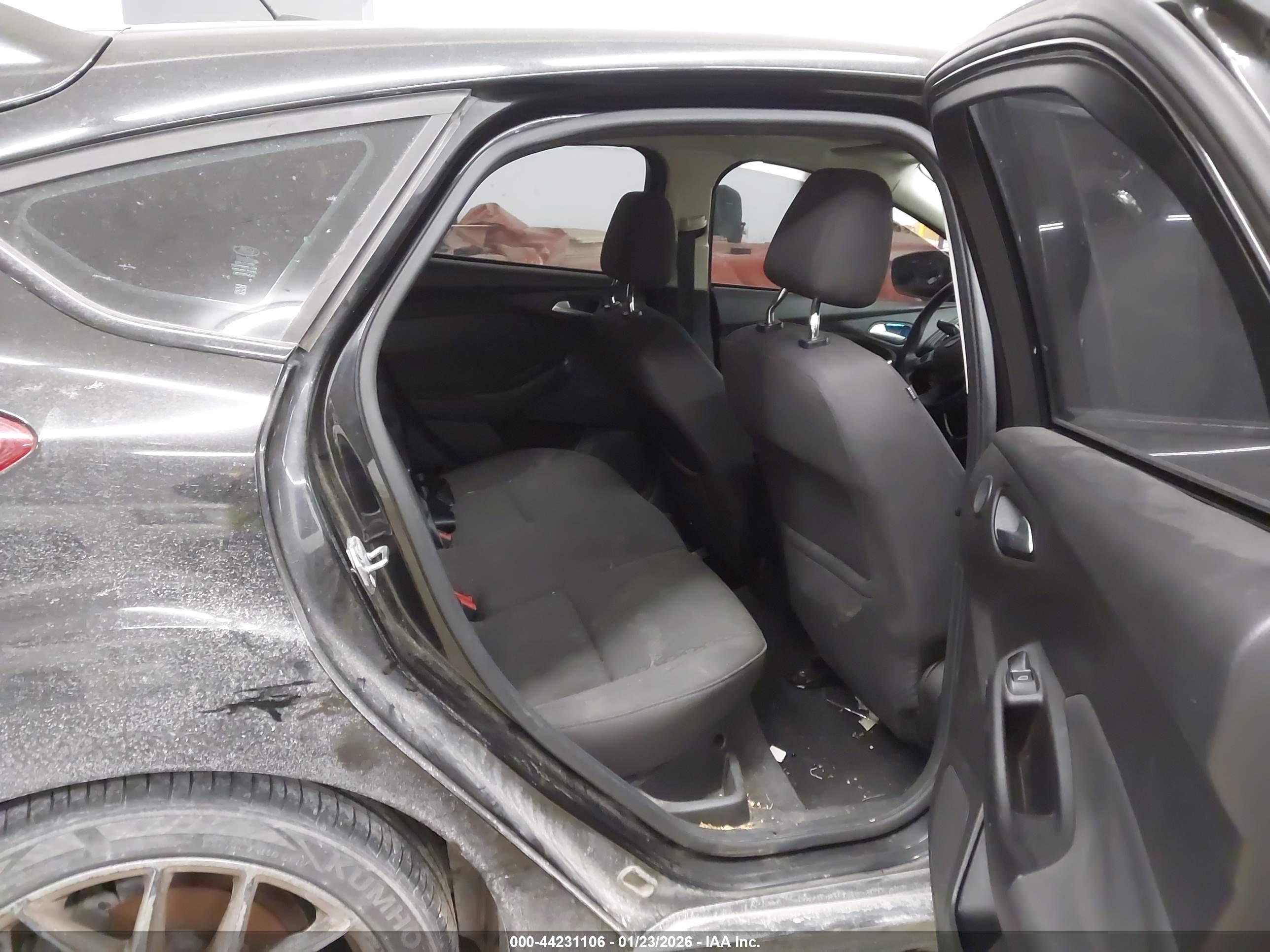 FORD FOCUS image 8