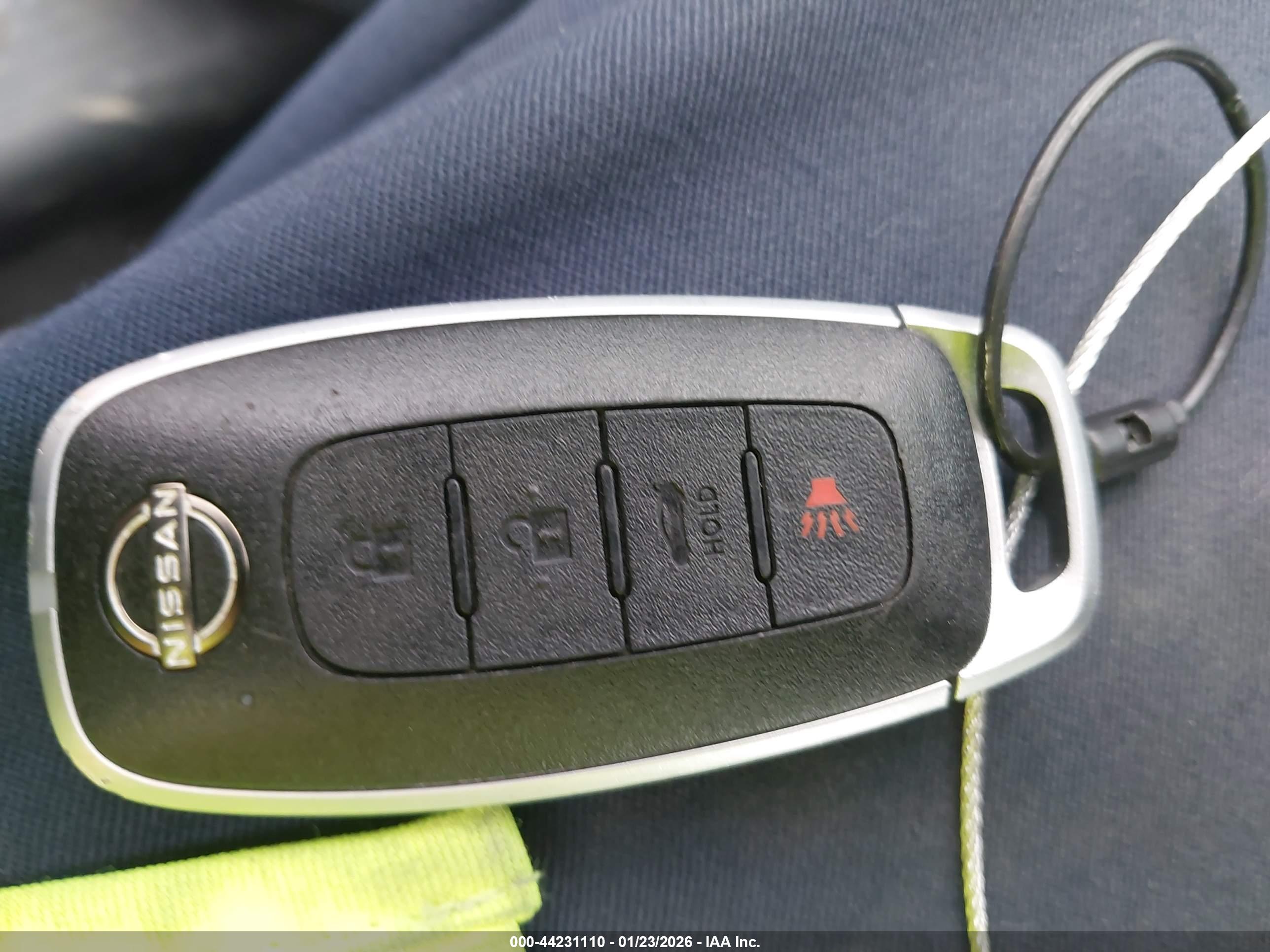 NISSAN VERSA image 11