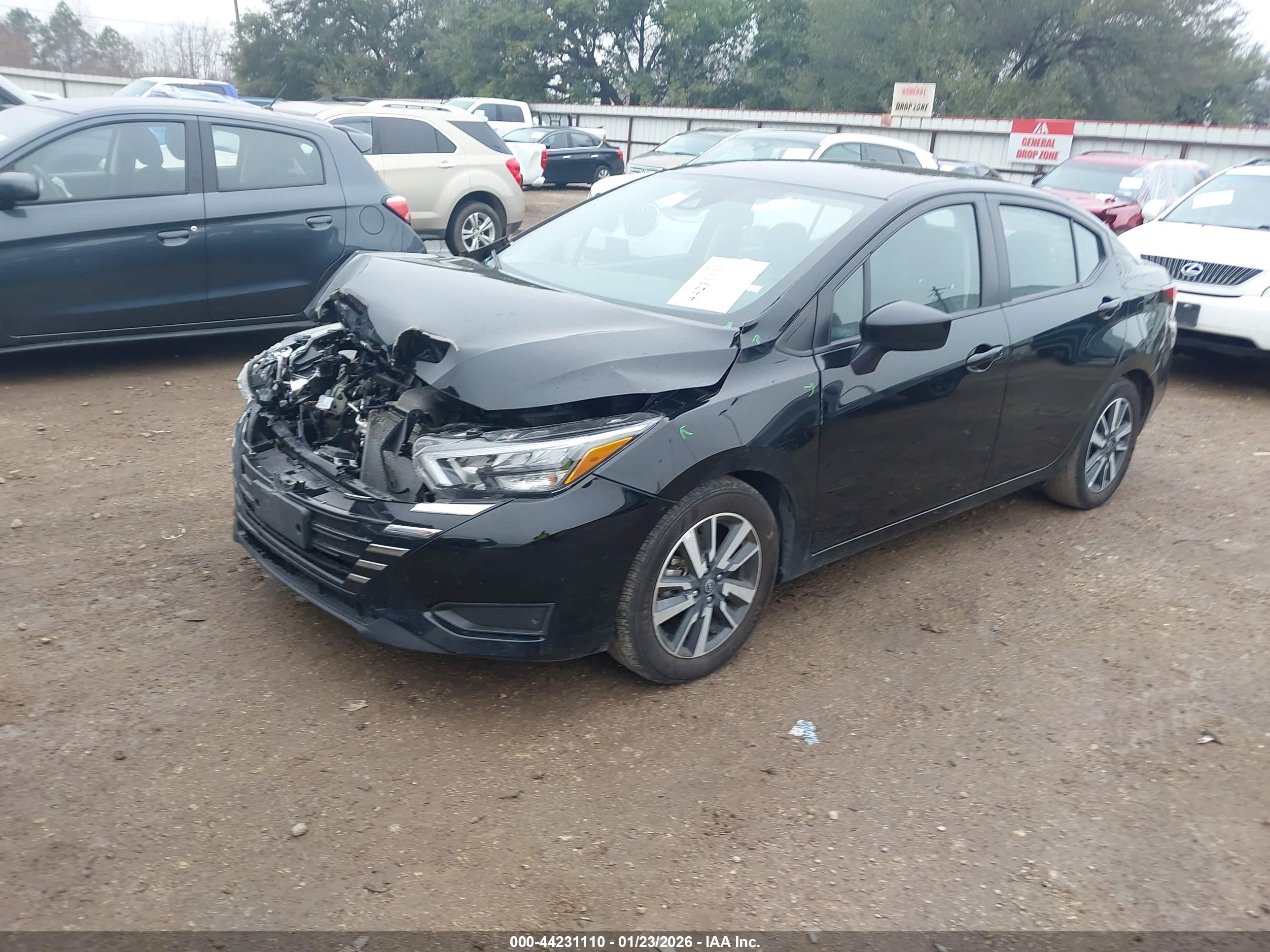 NISSAN VERSA image 2