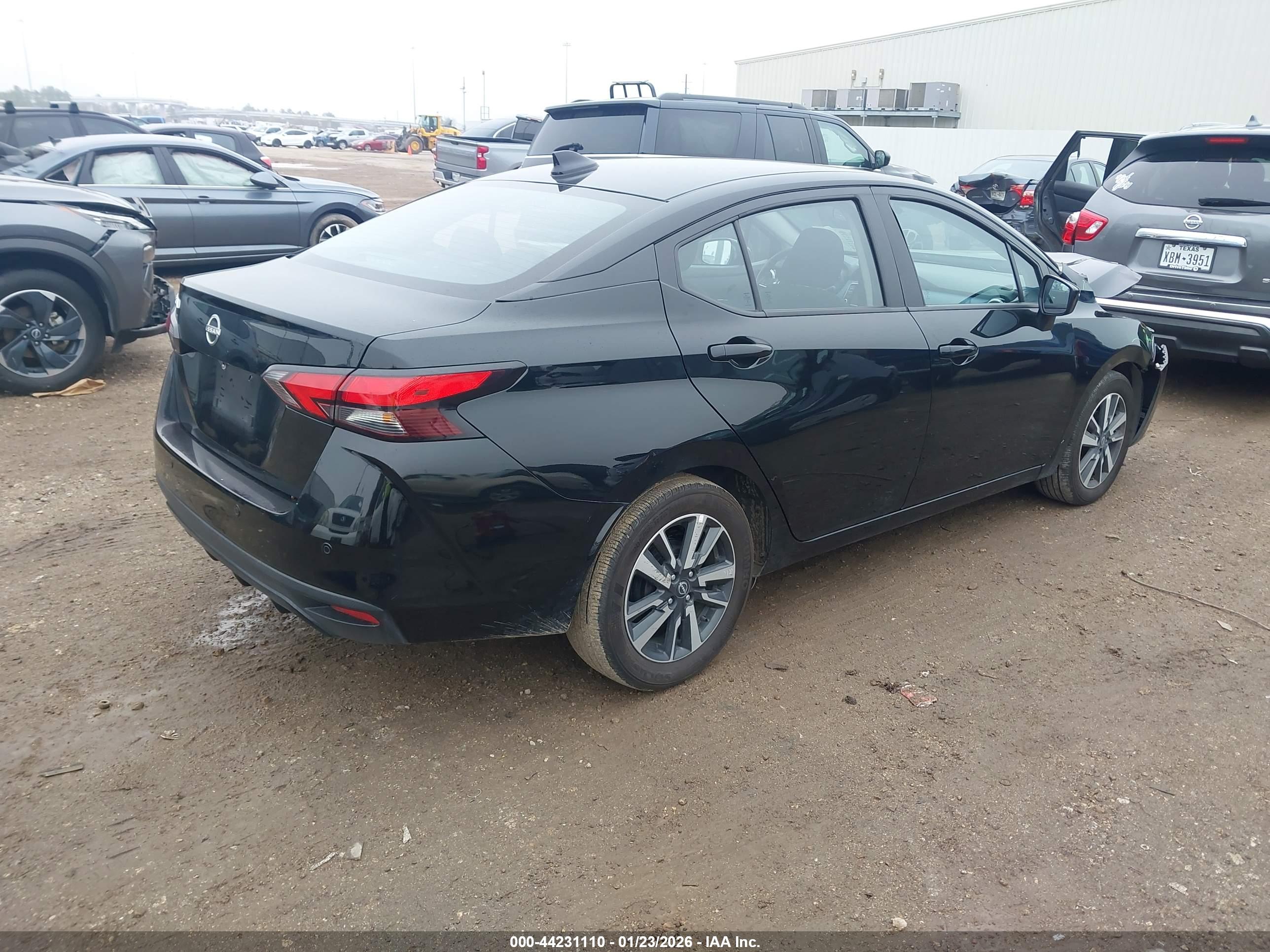 NISSAN VERSA image 4